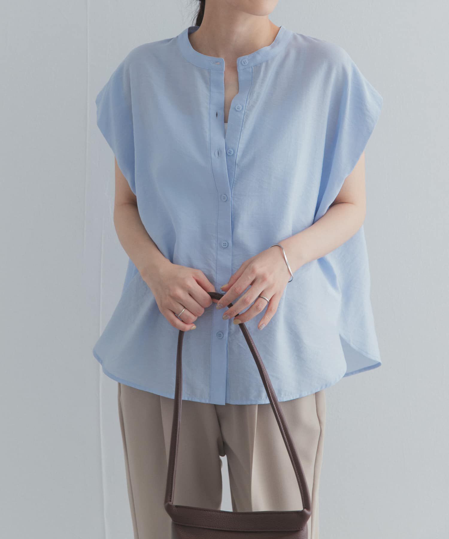 URBAN RESEARCH DOORS「『一部WEB限定カラー』ショルダータックバンドカラーシャツ」|シャツ・ブラウス|