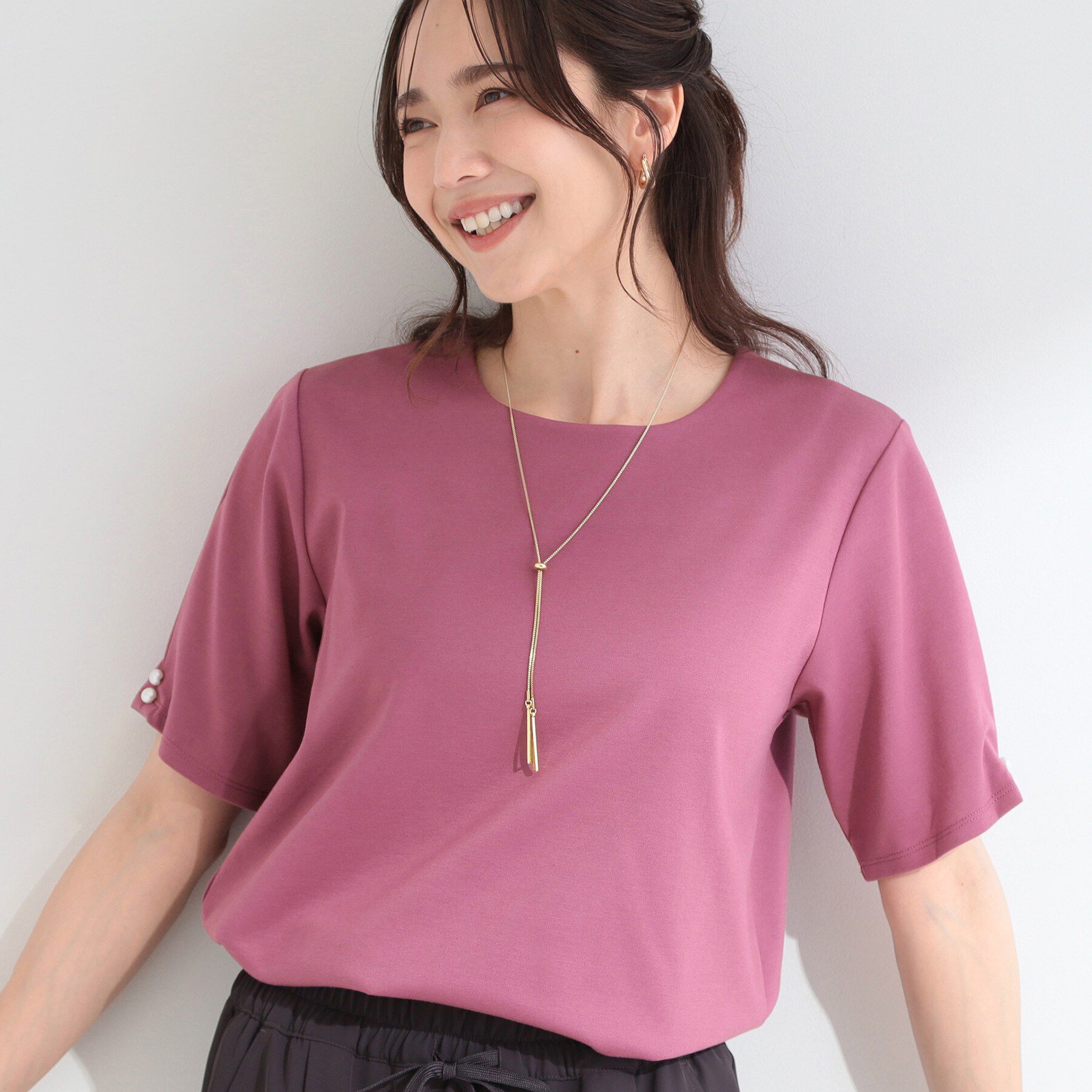 SHOO･LA･RUE「【2点セット/洗濯機可/S-LL】お袖パールがアクセント ネックレス付きトップス」|Tシャツ・カットソー|ピンク(074)