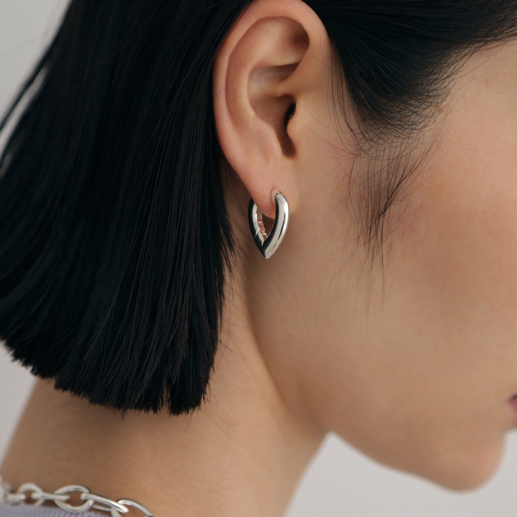 COCOSHNIK ONKITSCH「シルバー ハギーフープ ドロップピアス」|ピアス|