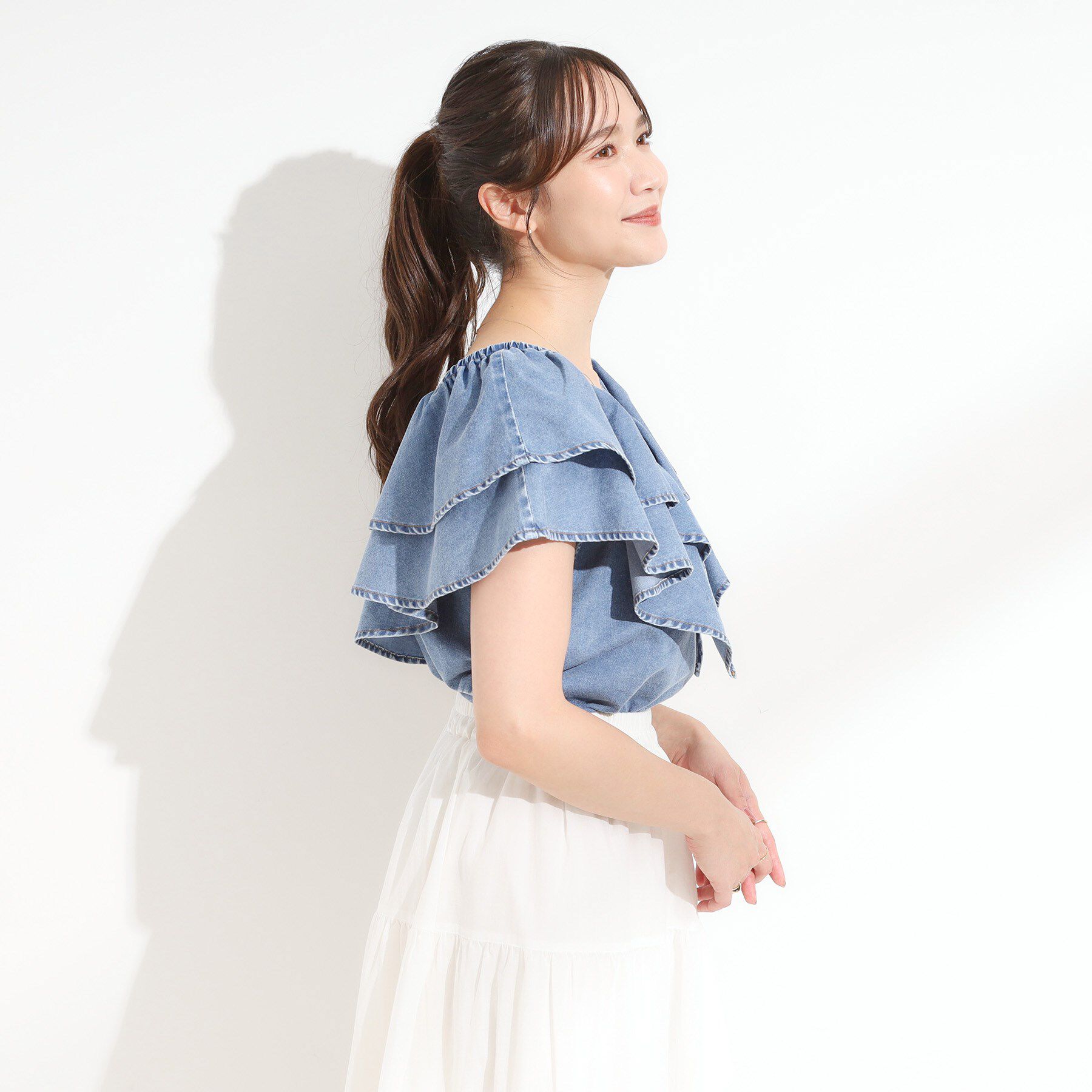SHOO･LA･RUE「【セットアップ可/前後2WAY/オフショル2WAY】着こなしを楽しめる デニムフリルブラウス」|シャツ・ブラウス|