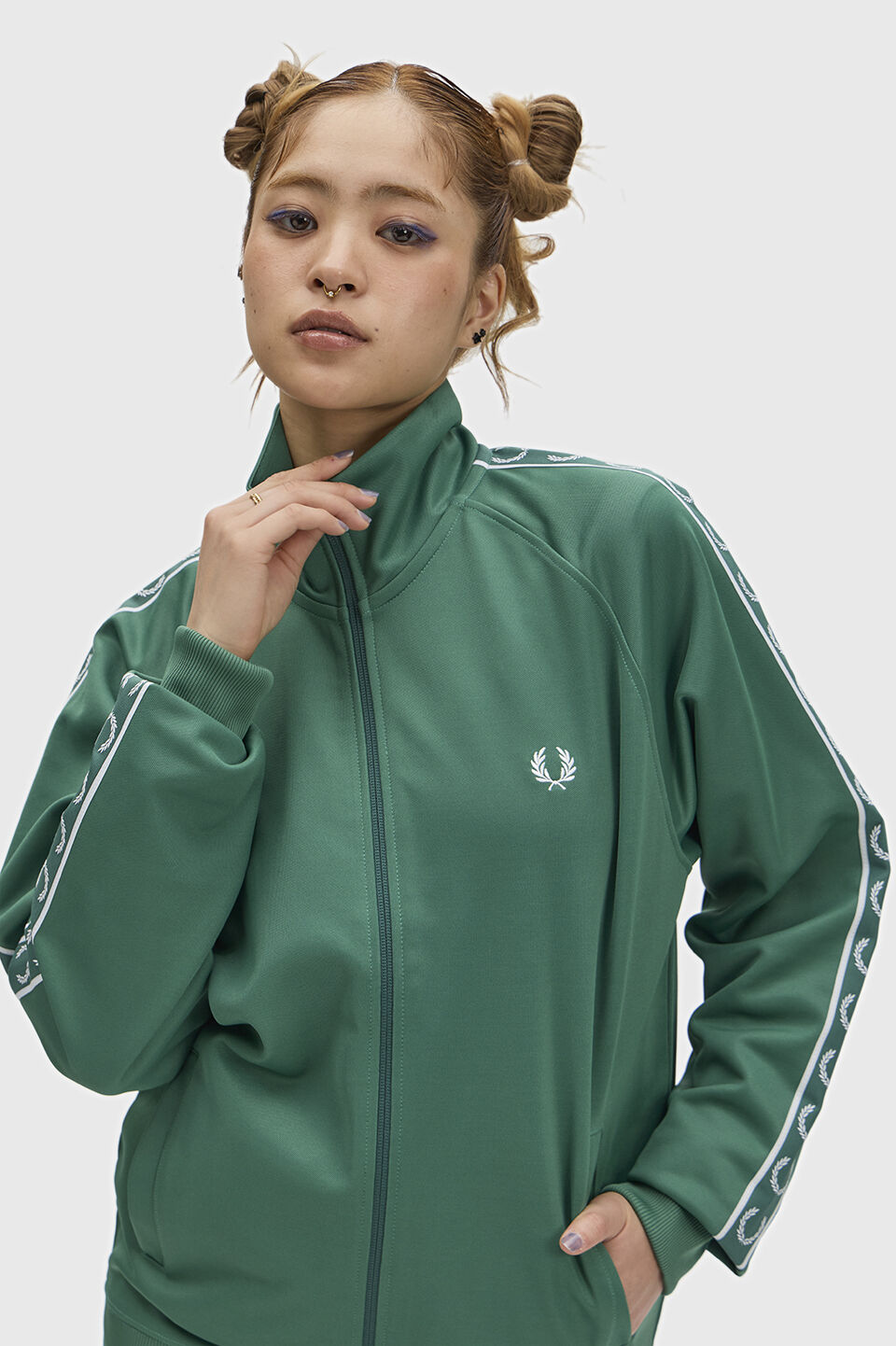 FRED PERRY 「Contrast Tape Track Jacket／フレッドペリー コントラストテープトラックジャケット」|ブルゾン・スタジャン|