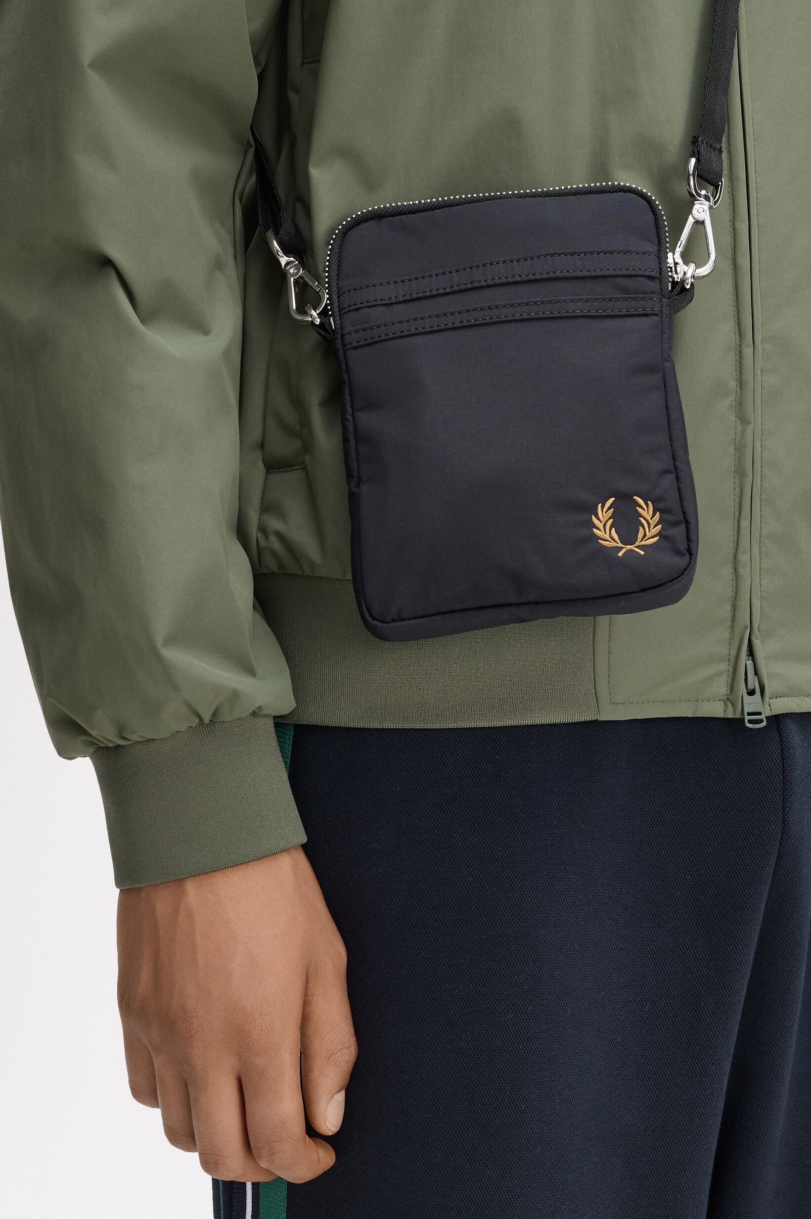 FRED PERRY 「BRENTHAM SMALL SIDE BAG／ブレンサムスモールサイドバッグ」|ショルダー・メッセンジャー|