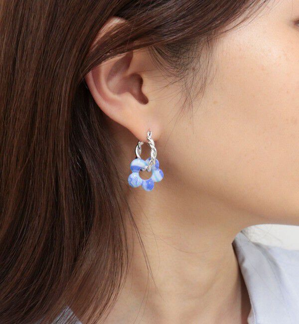 fredy emue「カラーフラワーねじりフープピアス」|ピアス|ライトブルー