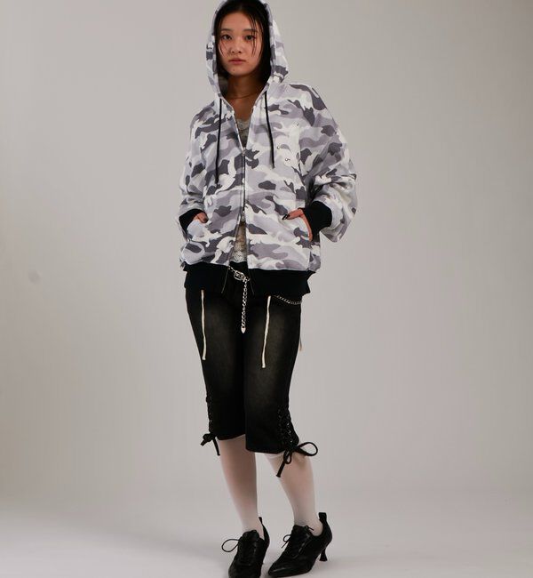  「【UNISEX】KOOKY'Nカモ柄ワッフルユリ紋章スタッズジップパーカー」|パーカー|