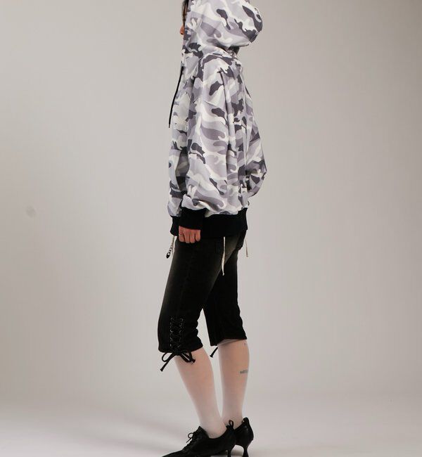  「【UNISEX】KOOKY'Nカモ柄ワッフルユリ紋章スタッズジップパーカー」|パーカー|