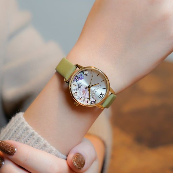 OLIVIA BURTON 「〈OLIVIA BURTON(ｵﾘﾋﾞｱﾊﾞｰﾄﾝ)〉ｼｸﾞﾈﾁｬｰ 30mm ｲﾗｽﾄﾚｲﾃｯﾄﾞ ﾌﾛｰﾗﾙｺﾞｰﾙﾄﾞ＆ｾｰｼﾞｸﾞﾘｰﾝﾚｻﾞｰｽﾄﾗｯﾌﾟ」|腕時計|