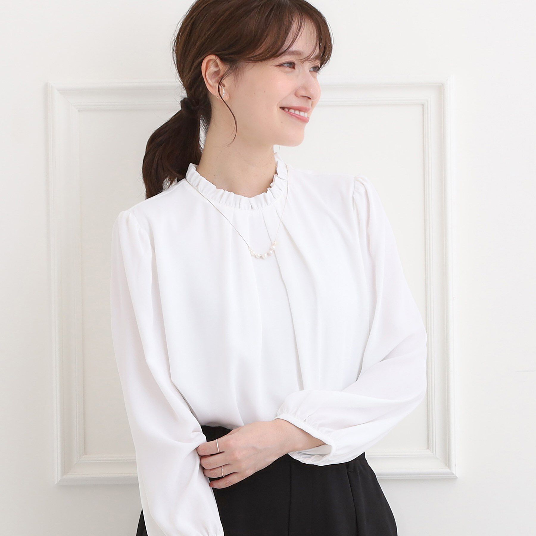 SHOO･LA･RUE「【洗濯機可/通勤/裏地つき】プチフリルで上品に クルーネックブラウス」|シャツ・ブラウス|オフホワイト(003