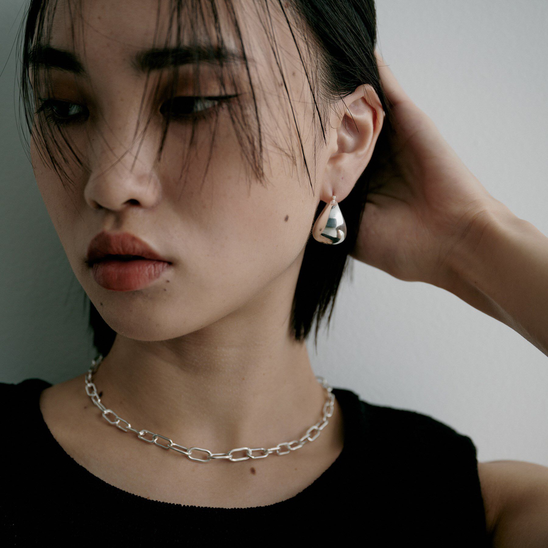 COCOSHNIK ONKITSCH「シルバー ホロウフープ バルブドロップピアス」|ピアス|