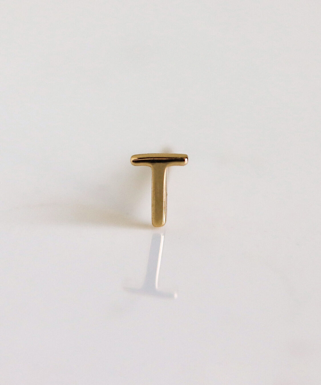  「ゴールド イニシャル ピアス | K10YG 【片耳用】」|ピアス|T