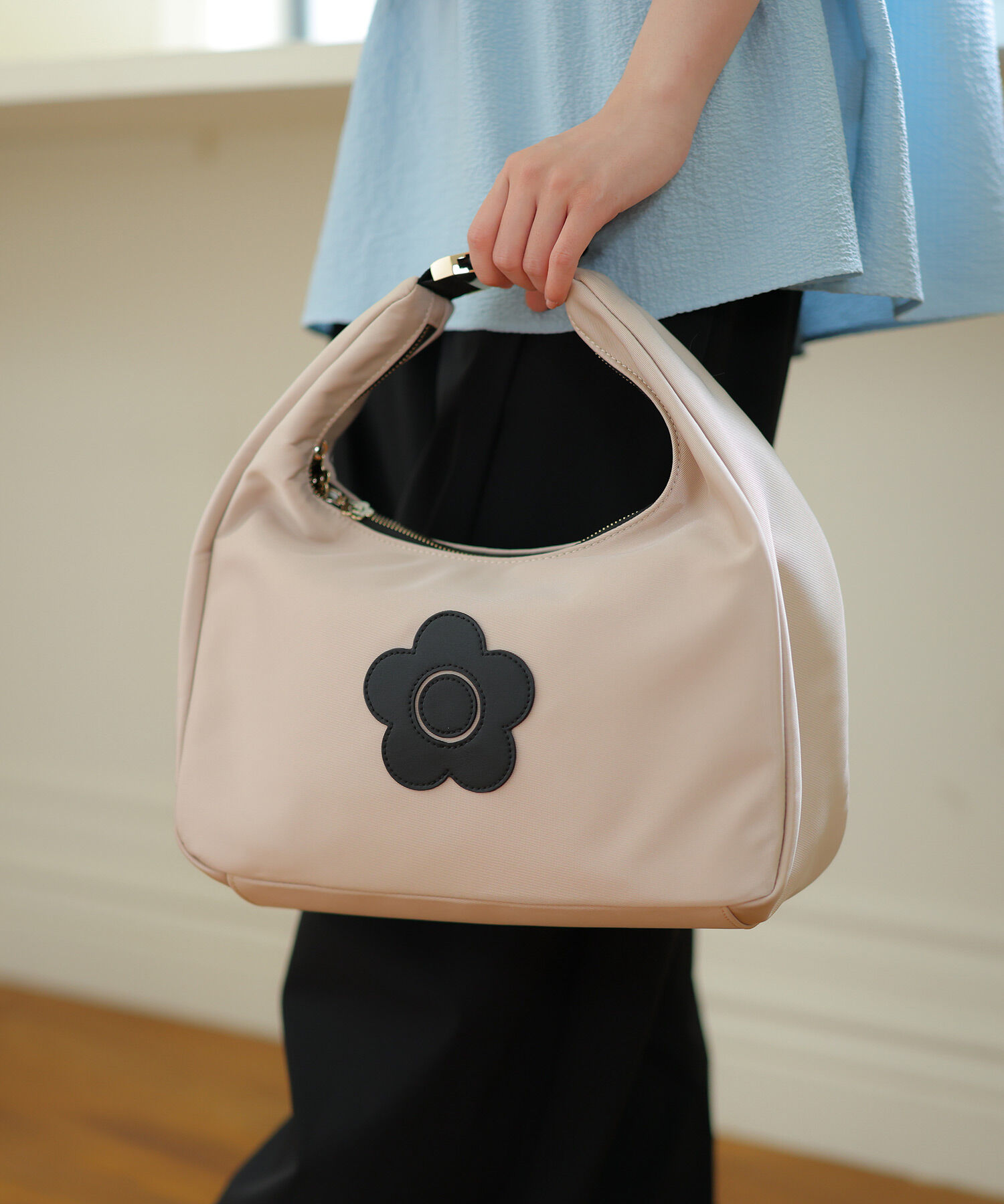 MARY QUANT「デイジーパッチツイル ショルダー」|ショルダー・メッセンジャー|ベージュ