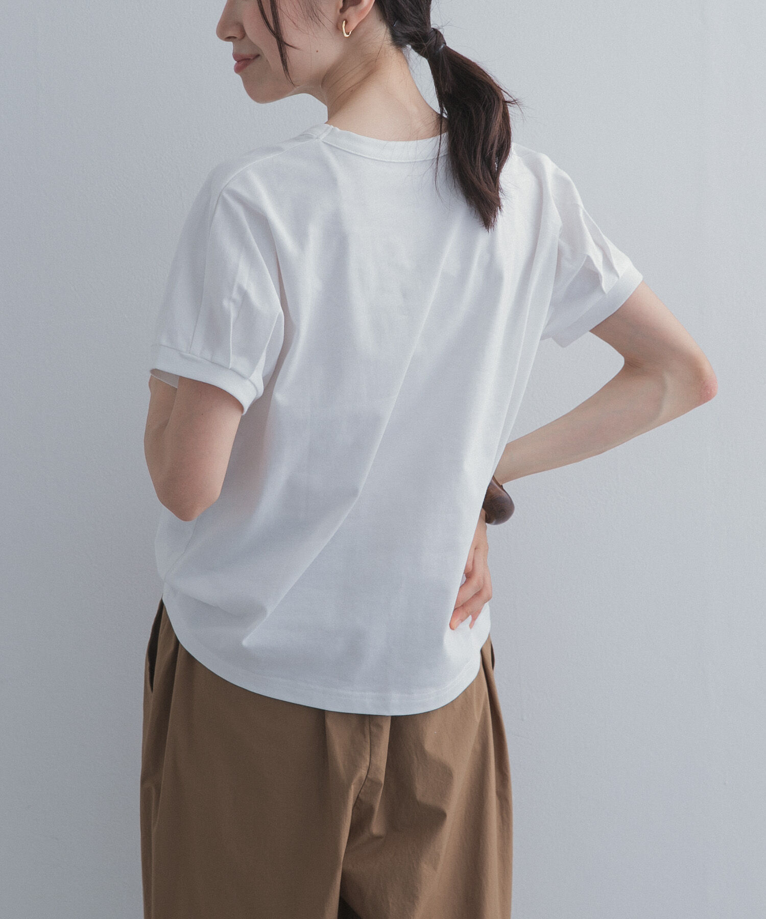 URBAN RESEARCH DOORS「『UR TECH ひやサラクール』バックポイントタックプルオーバー」|Tシャツ・カットソー|オフホワイト