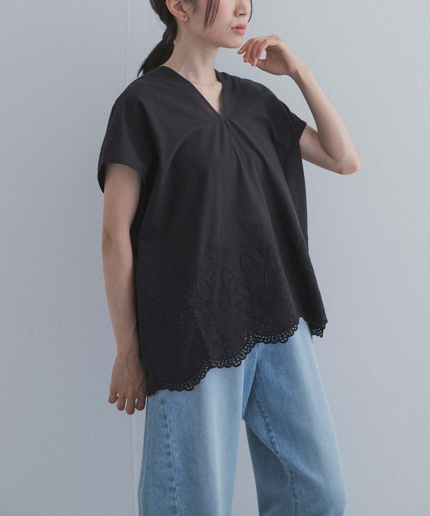 URBAN RESEARCH DOORS「裾刺繍Vネックブラウス」|シャツ・ブラウス|