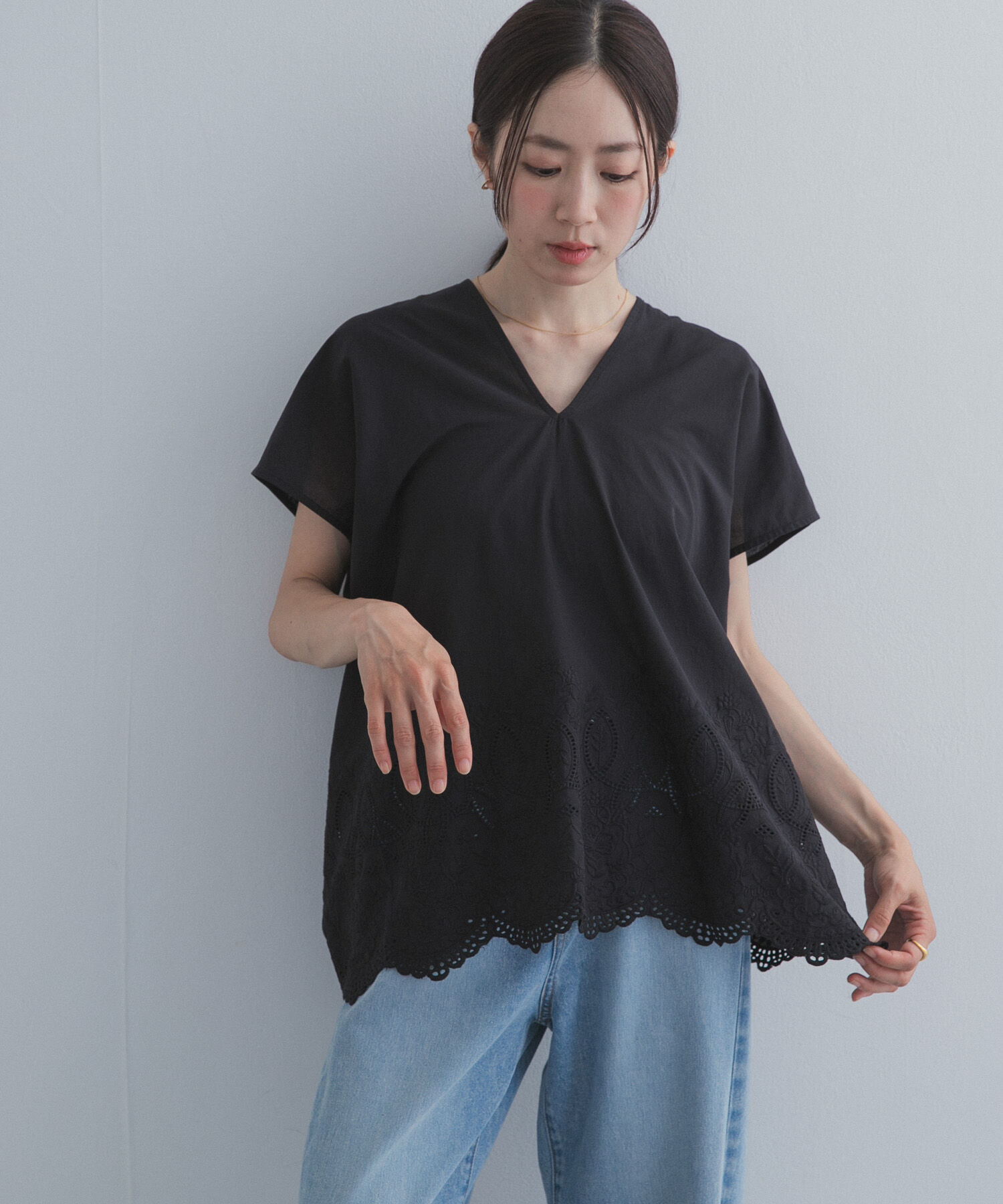 URBAN RESEARCH DOORS「裾刺繍Vネックブラウス」|シャツ・ブラウス|