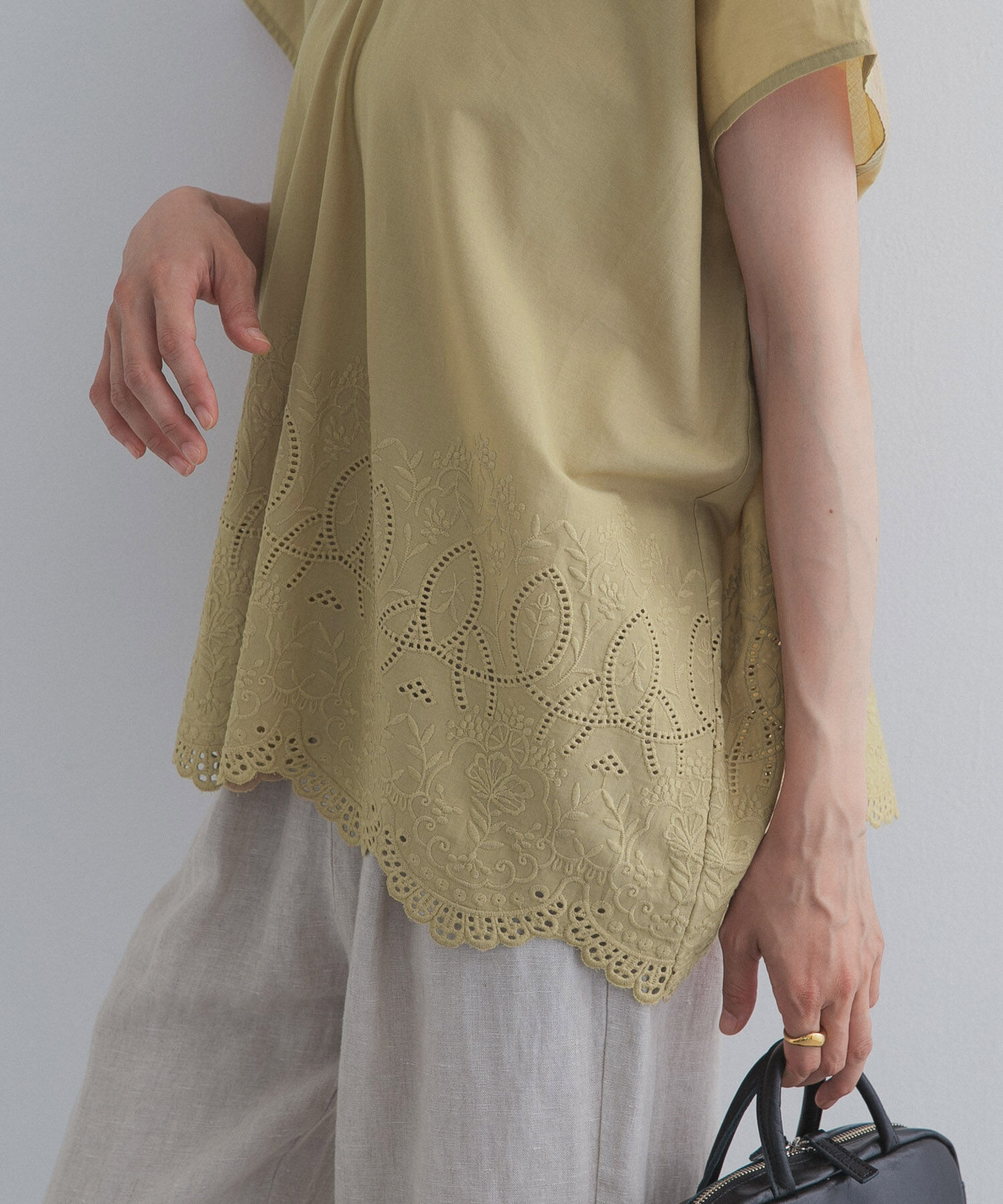 URBAN RESEARCH DOORS「裾刺繍Vネックブラウス」|シャツ・ブラウス|