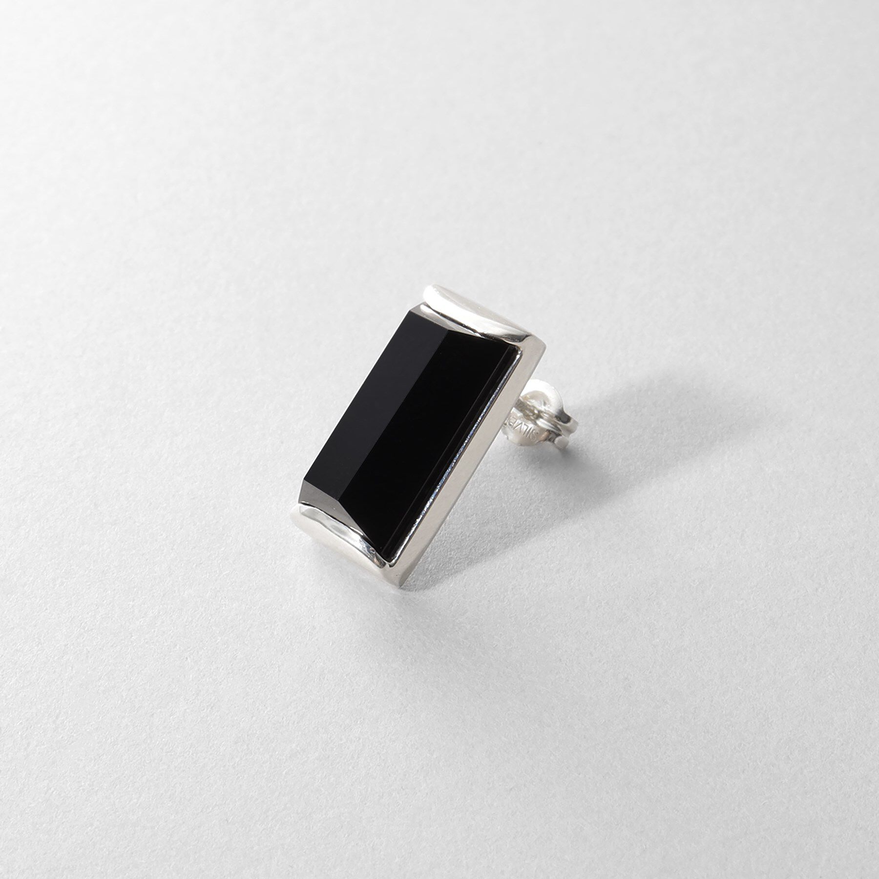 COCOSHNIK ONKITSCH「シルバー オニキス バケットカットスタッドピアス」|ピアス|