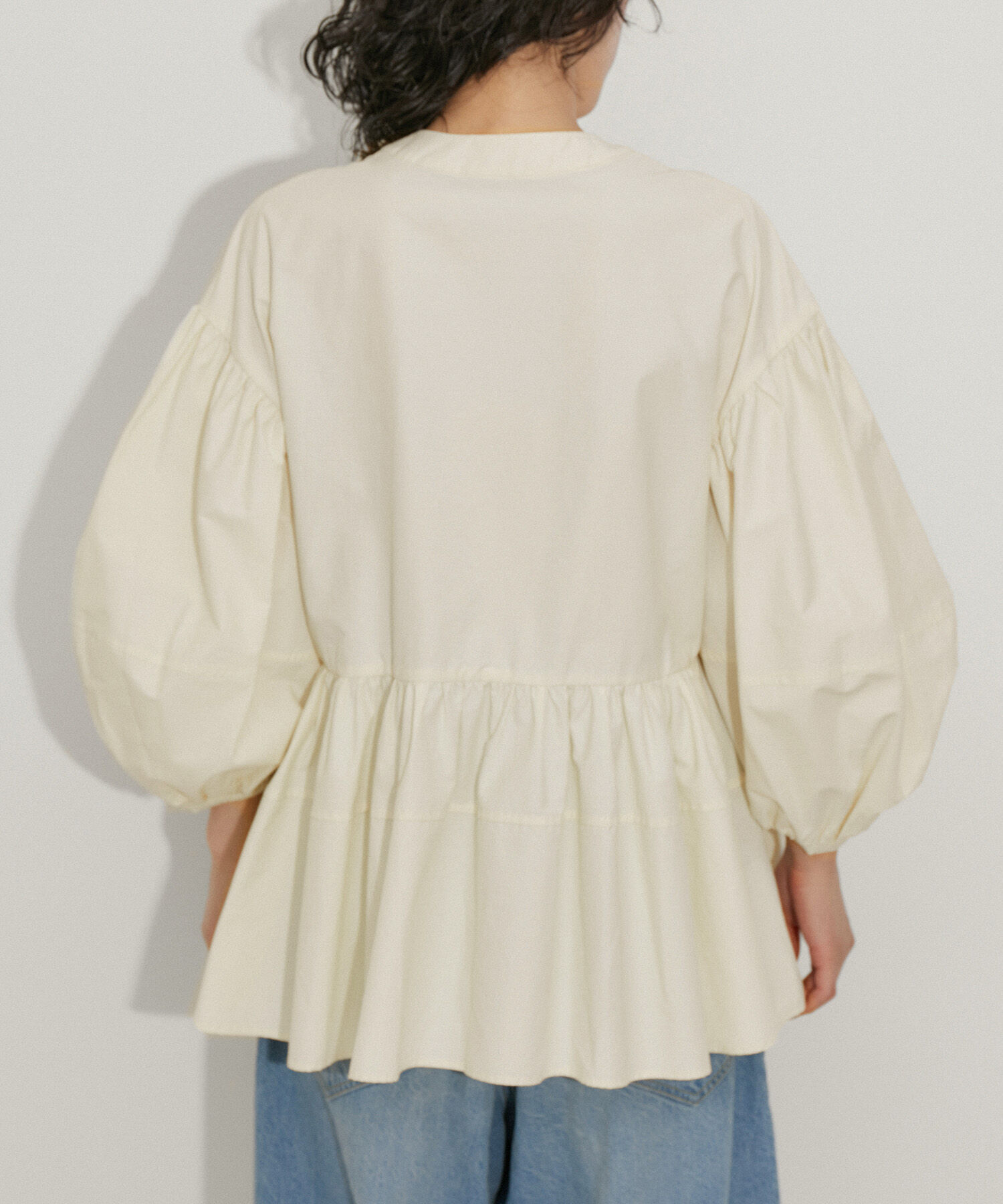 ADAM ET ROPE'「【再入荷・新色追加・サステナブル】ペプラムジップブラウス」|シャツ・ブラウス|