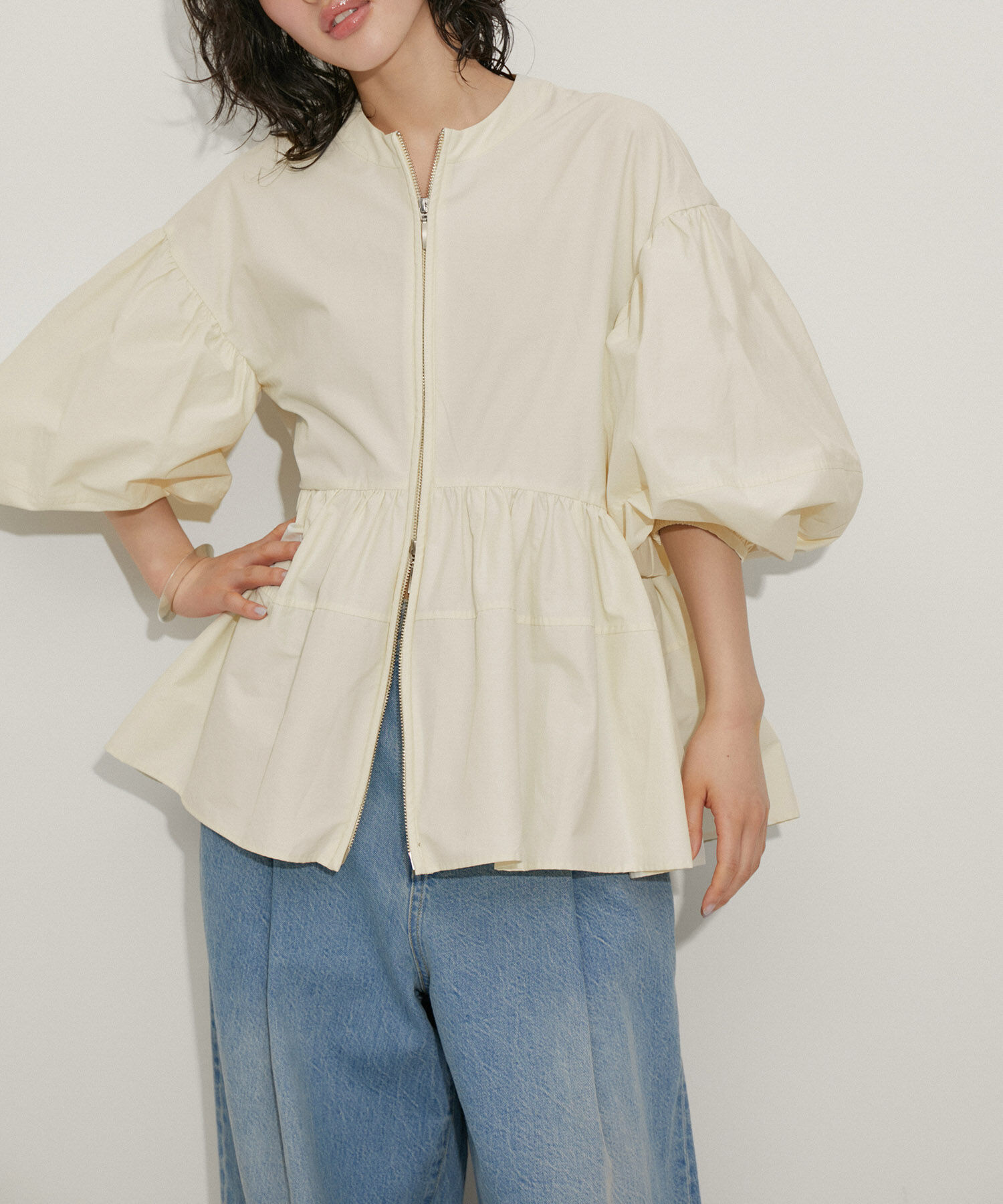 ADAM ET ROPE'「【再入荷・新色追加・サステナブル】ペプラムジップブラウス」|シャツ・ブラウス|