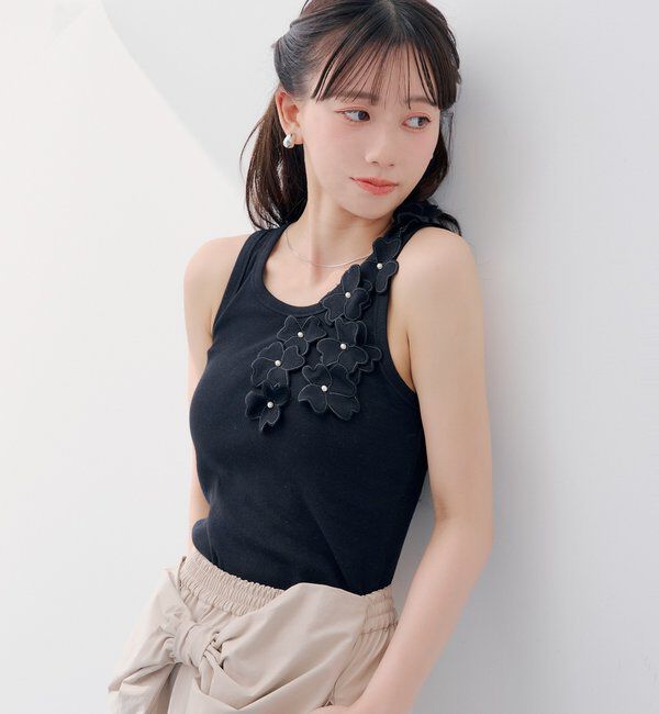  「【SALON  by Chico】サイドフラワーパールタンクトップ」|キャミソール|ブラック
