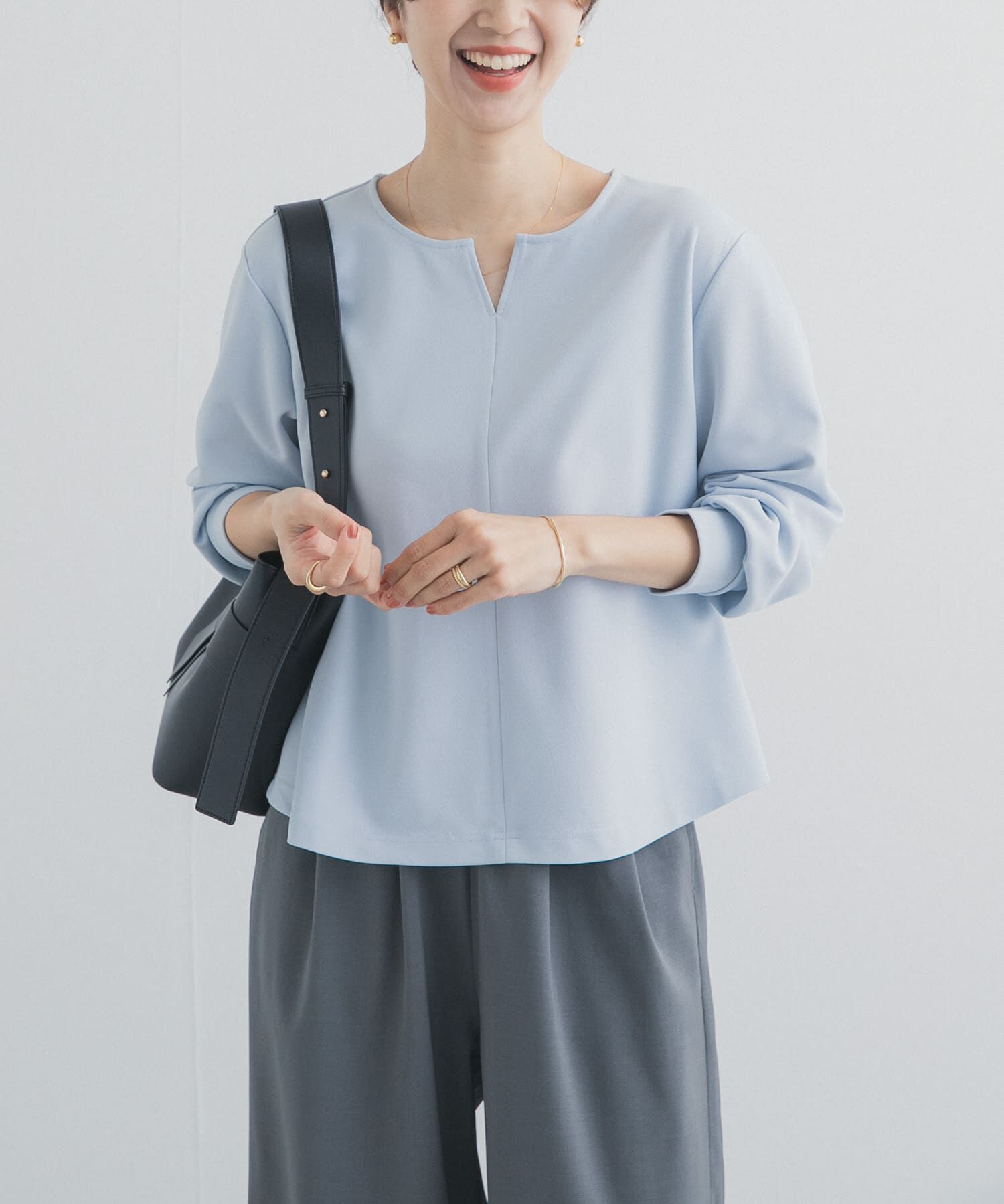 URBAN RESEARCH DOORS「『UR TECH』スリットネックプルオーバー」|シャツ・ブラウス|ライトブルー