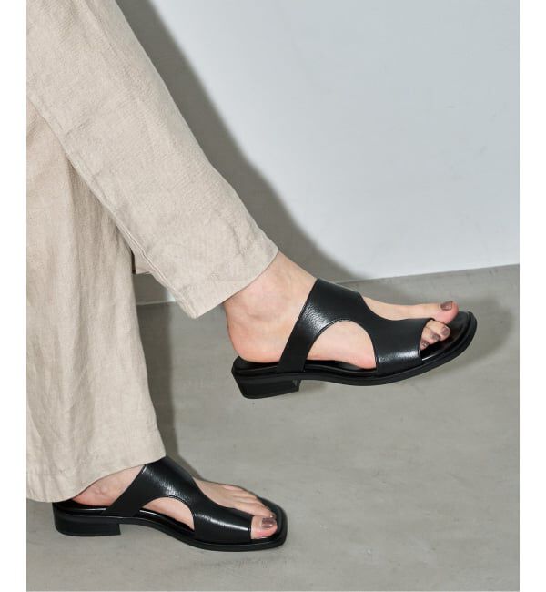 GRISE「《WEB+一部店舗限定》GRISEレザーアシンメトリートングサンダル」|サンダル|ブラック