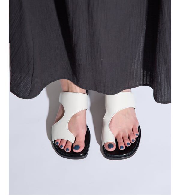 GRISE「《WEB+一部店舗限定》GRISEレザーアシンメトリートングサンダル」|サンダル|