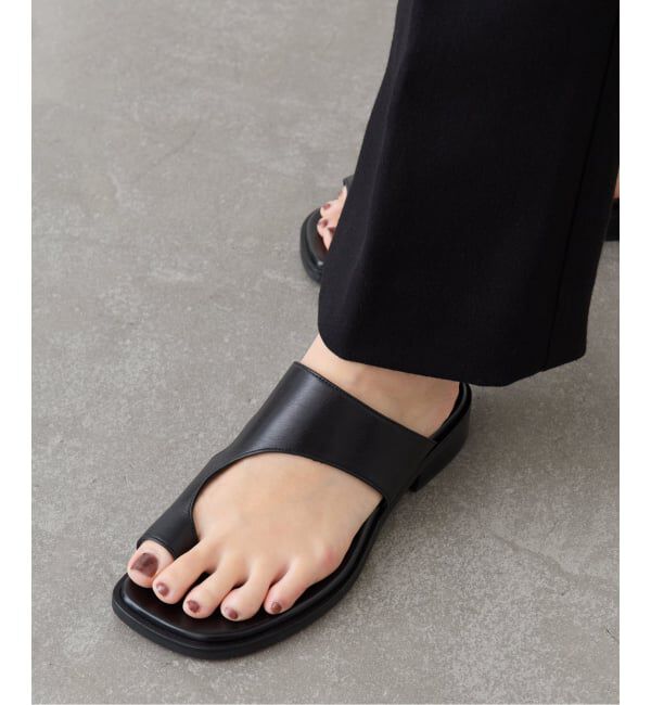 GRISE「《WEB+一部店舗限定》GRISEレザーアシンメトリートングサンダル」|サンダル|