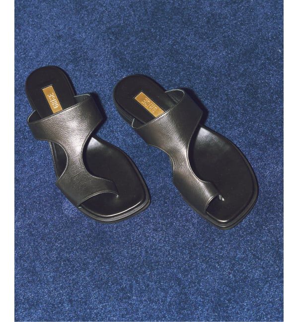 GRISE「《WEB+一部店舗限定》GRISEレザーアシンメトリートングサンダル」|サンダル|