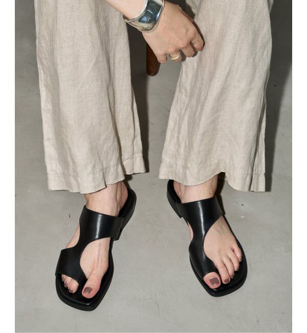 GRISE「《WEB+一部店舗限定》GRISEレザーアシンメトリートングサンダル」|サンダル|