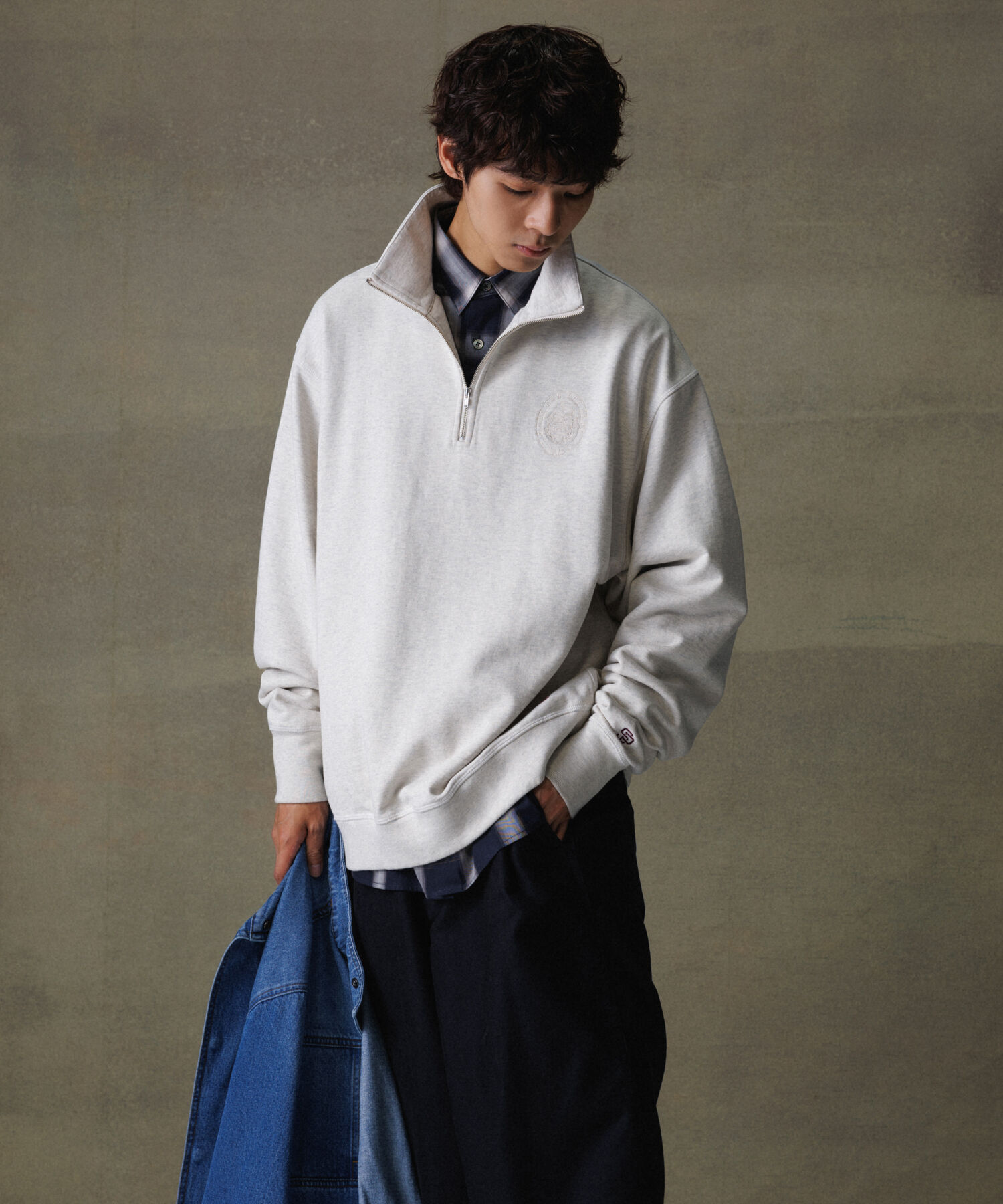 ADAM ET ROPE'「《別注》【SPALDING/スポルディング】EMBROIDERY HALF ZIP POLO SWEAT / UNISEX」|スウェット・ジャージ|ライトグレー(08)