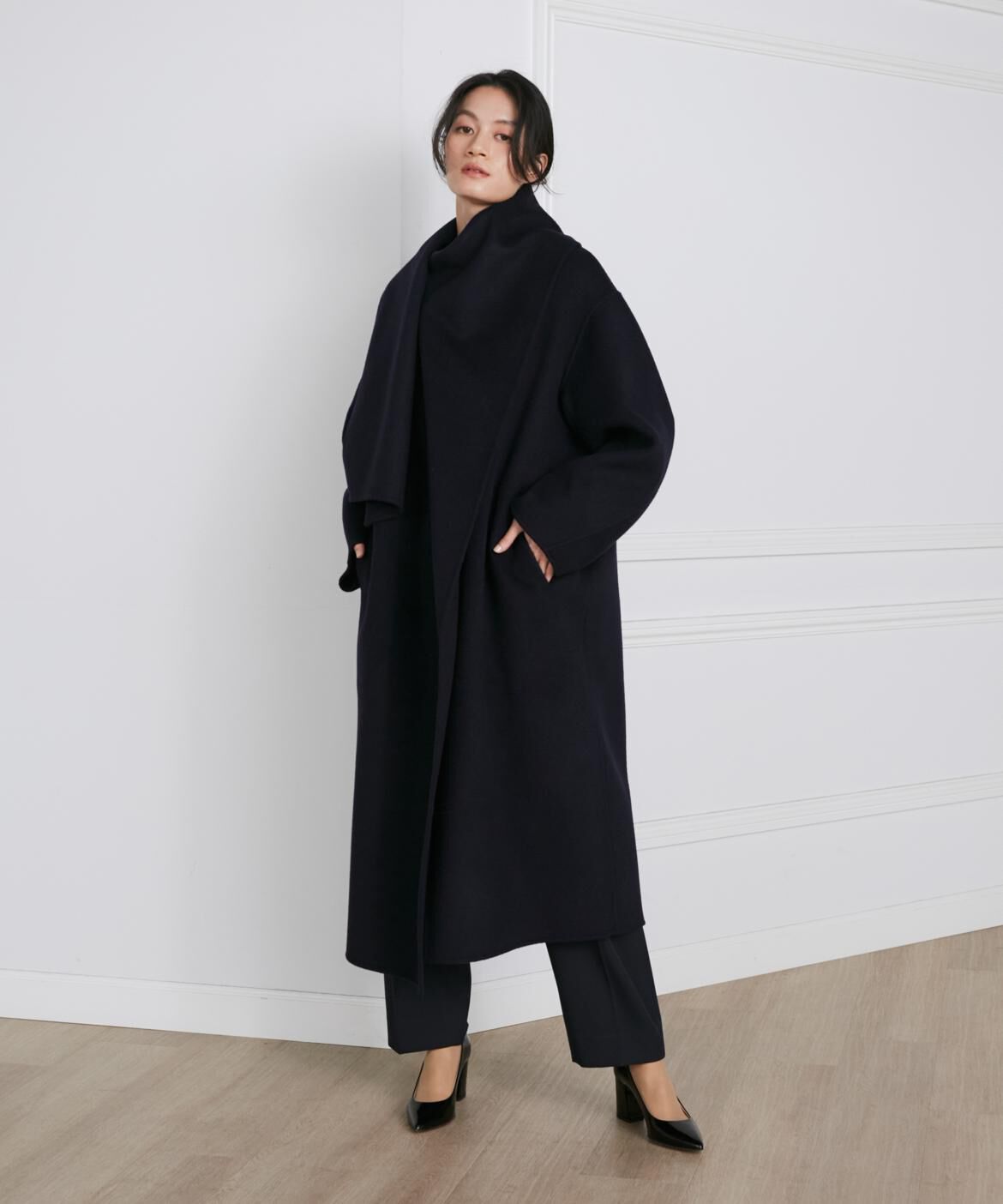 INED「《大きいサイズ》ストール風ラップリバーコート《la veille by SUPERIOR CLOSET》」|ステンカラーコート|ネイビー