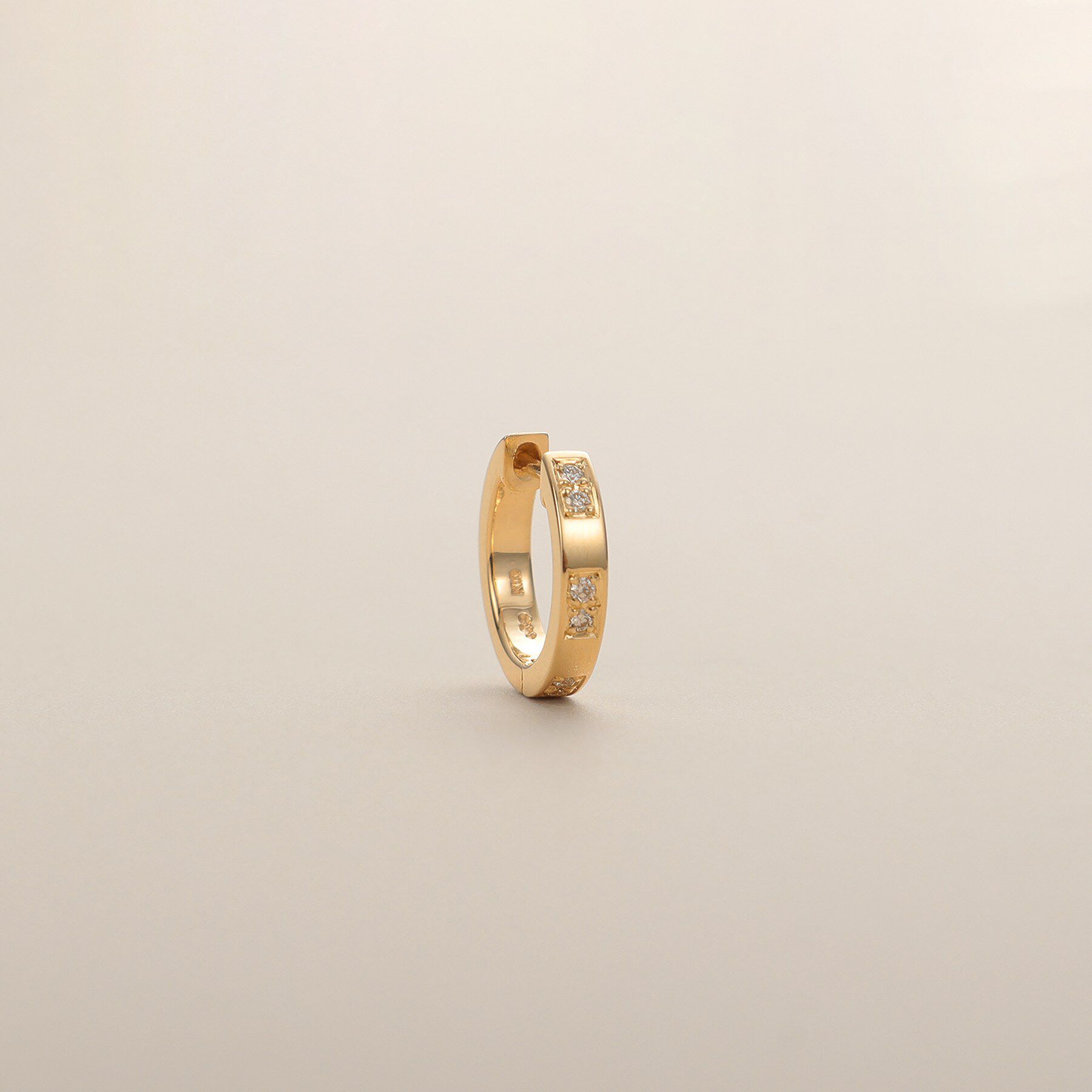 COCOSHNIK「K10ダイヤモンド 彫り留めオルタネート 中折れピアス」|ピアス|