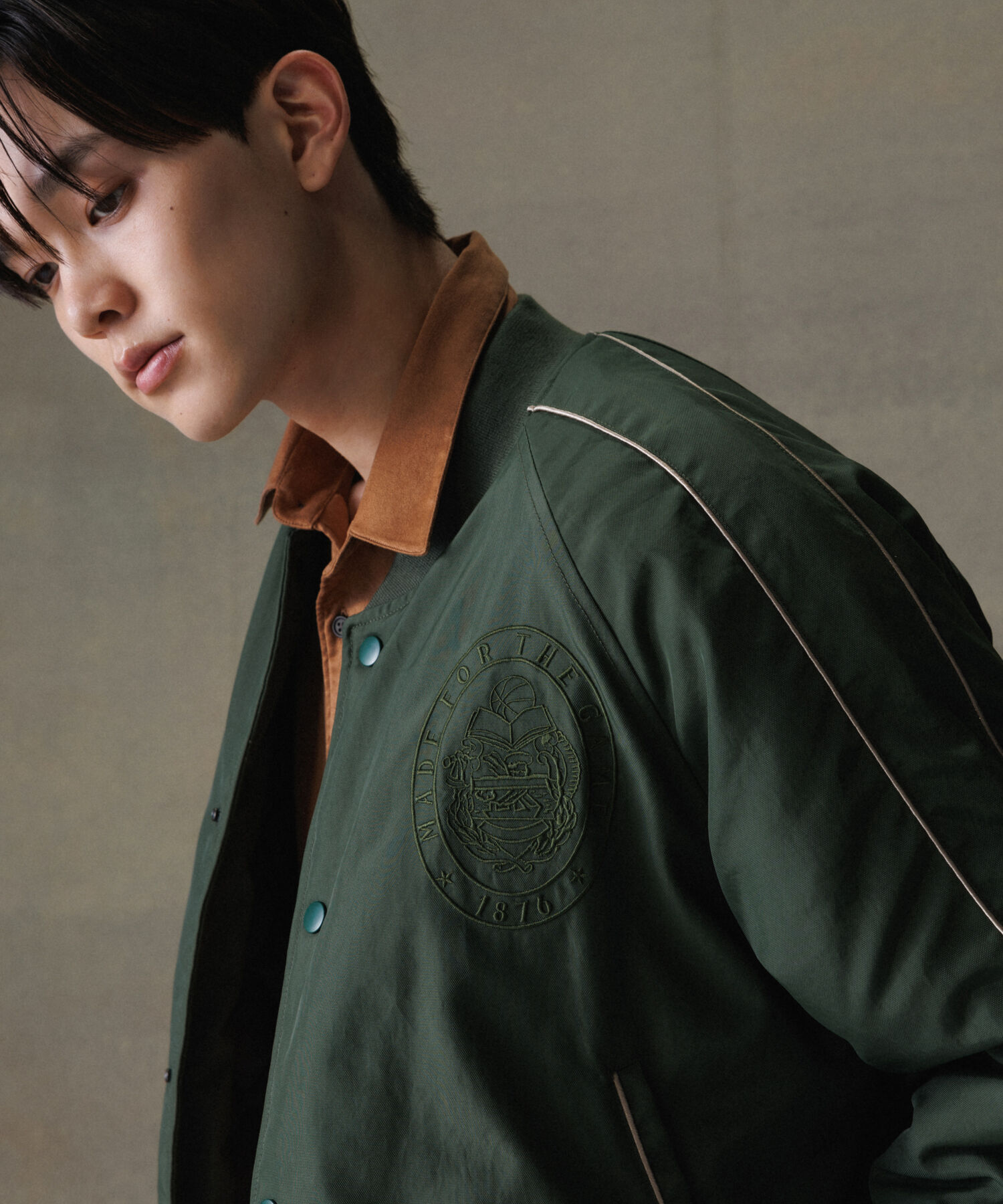 ADAM ET ROPE'「《別注》【SPALDING/スポルディング】BASKETBALL SATIN JACKET / 中綿 / UNISEX」|ミリタリージャケット|
