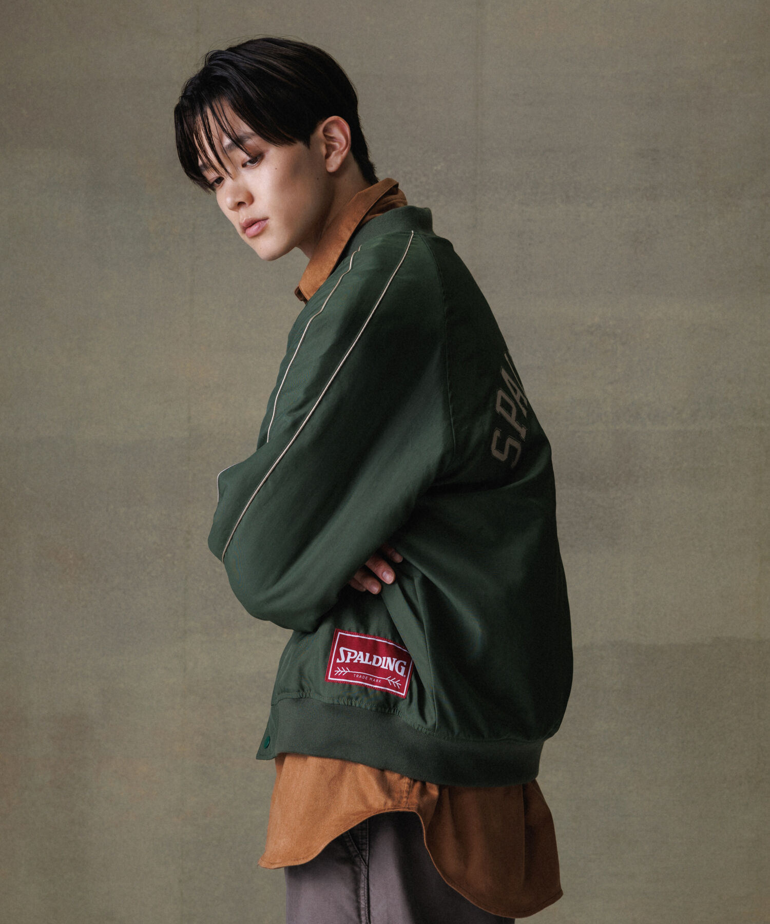 ADAM ET ROPE'「《別注》【SPALDING/スポルディング】BASKETBALL SATIN JACKET / 中綿 / UNISEX」|ミリタリージャケット|