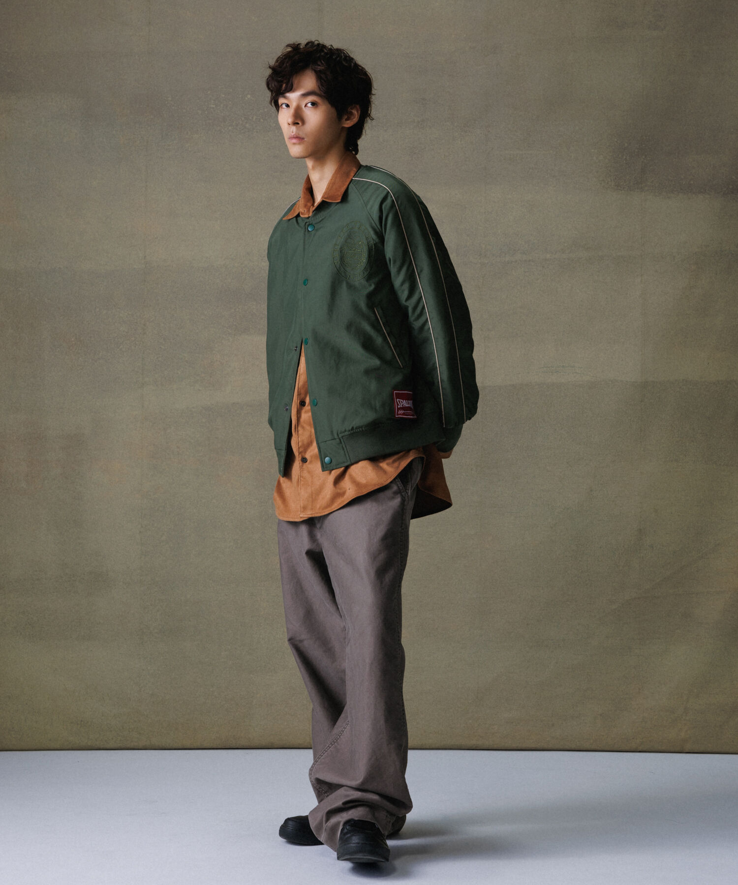 ADAM ET ROPE'「《別注》【SPALDING/スポルディング】BASKETBALL SATIN JACKET / 中綿 / UNISEX」|ミリタリージャケット|