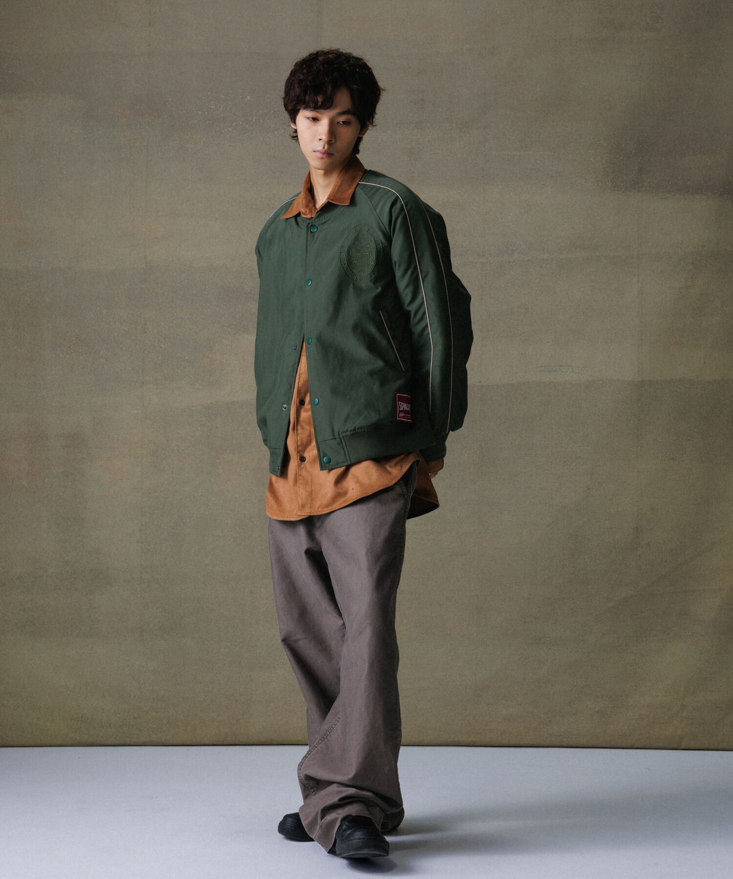 ADAM ET ROPE'「《別注》【SPALDING/スポルディング】BASKETBALL SATIN JACKET / 中綿 / UNISEX」|ミリタリージャケット|