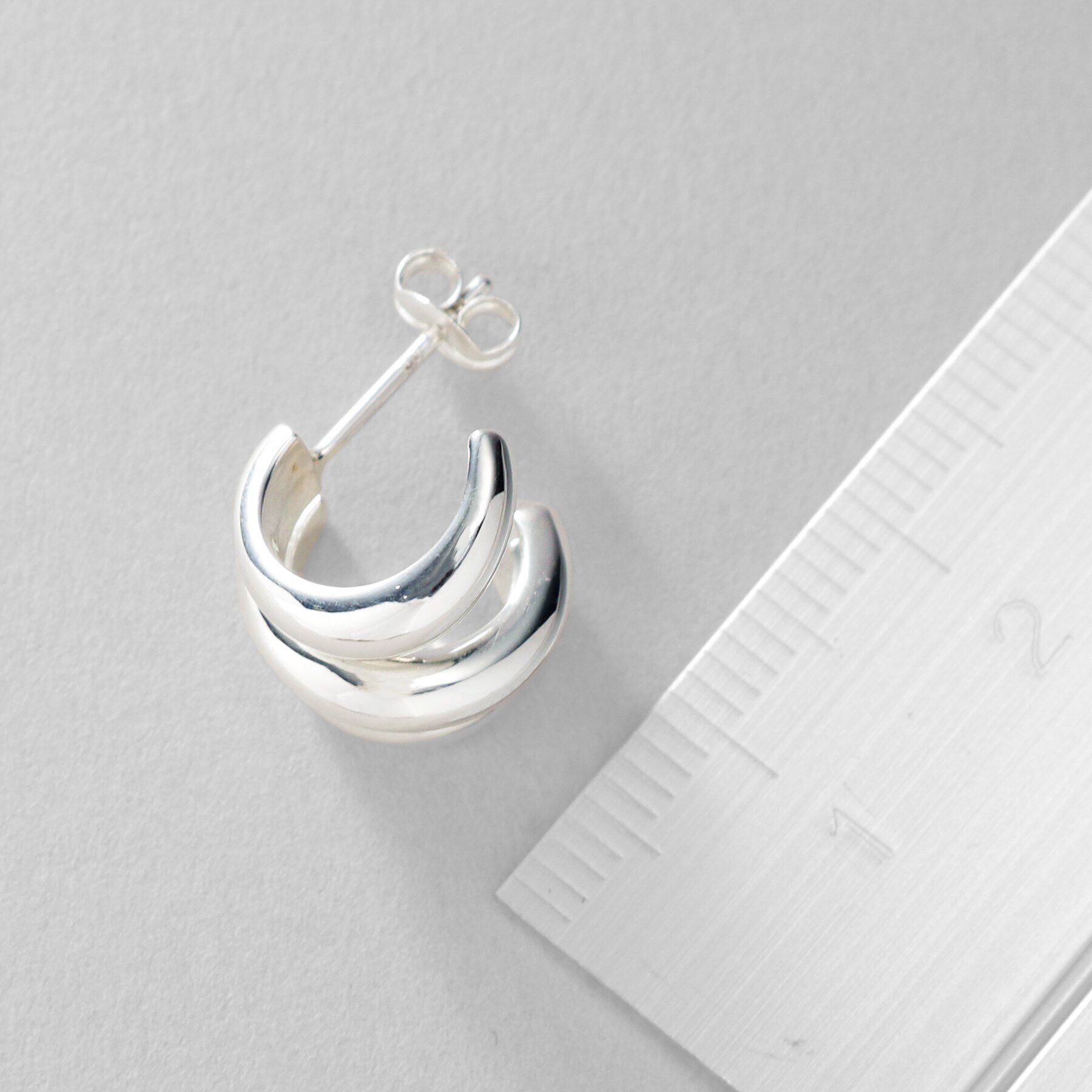 COCOSHNIK ONKITSCH「シルバー スモールフープ トリプルカーブピアス」|ピアス|