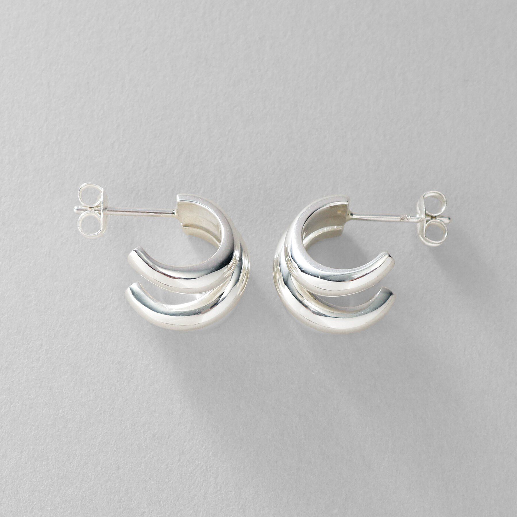COCOSHNIK ONKITSCH「シルバー スモールフープ トリプルカーブピアス」|ピアス|