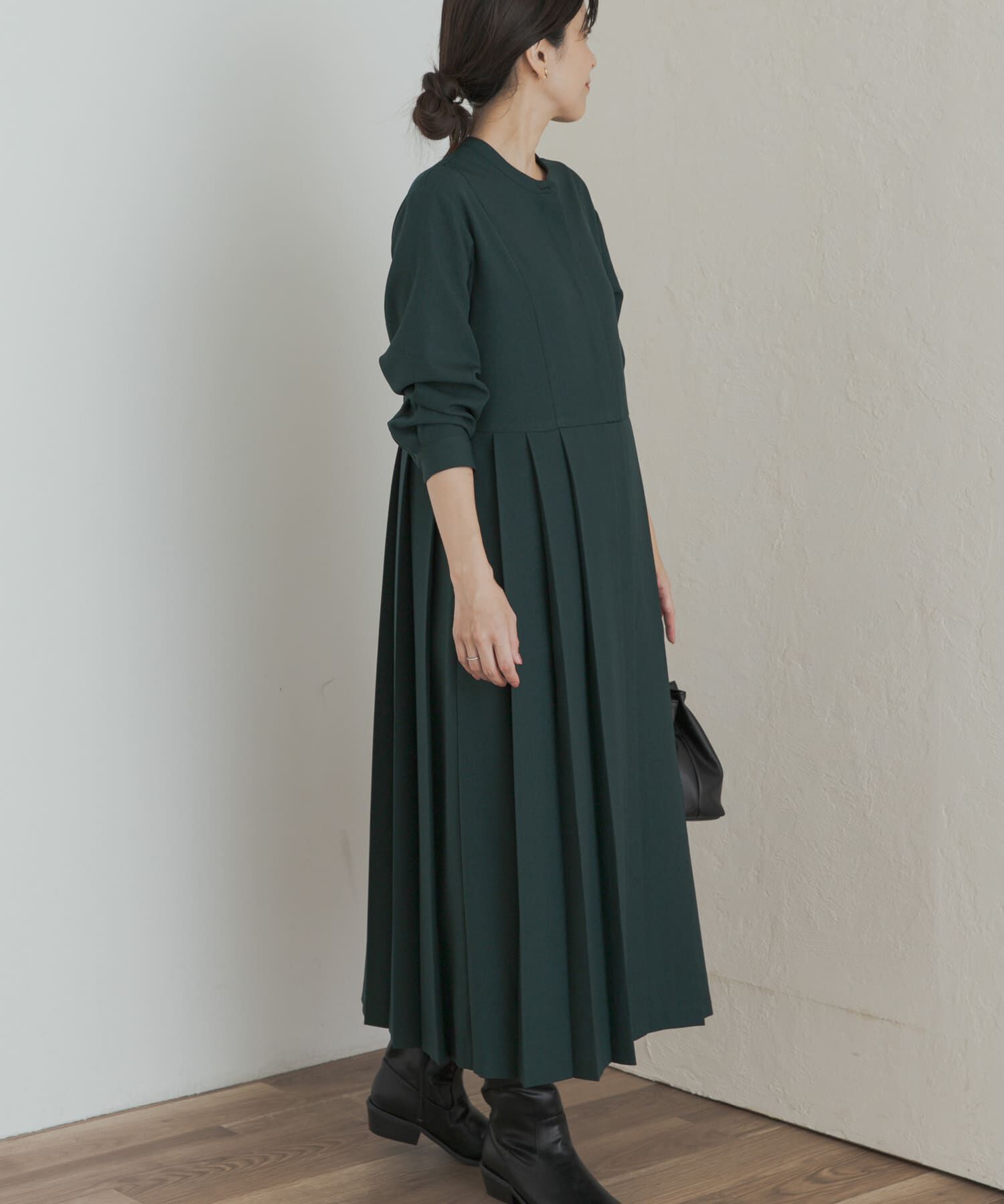URBAN RESEARCH DOORS「『一部WEB限定カラー』『UR TECH SMOOTHLUXE』サイドプリーツ切替ワンピース」|ワンピース|グリーン