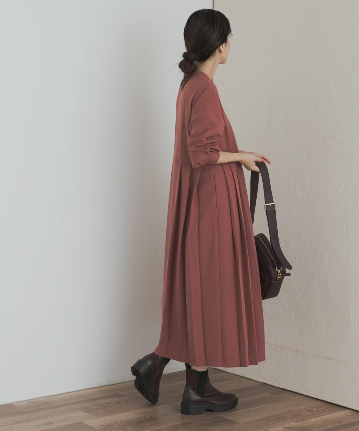 URBAN RESEARCH DOORS「『一部WEB限定カラー』『UR TECH SMOOTHLUXE』サイドプリーツ切替ワンピース」|ワンピース|