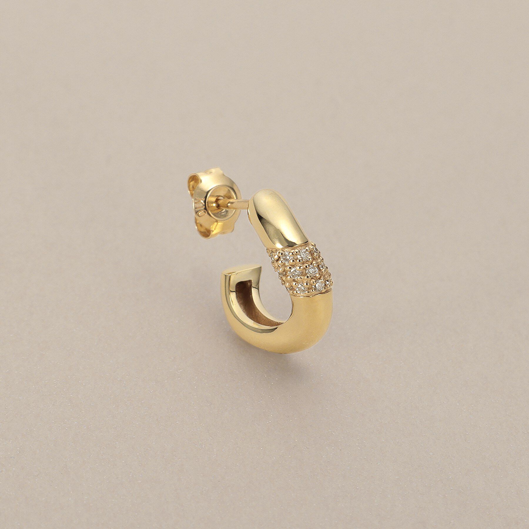COCOSHNIK「K10ダイヤモンド パヴェカーブフープ スタッドピアス」|ピアス|