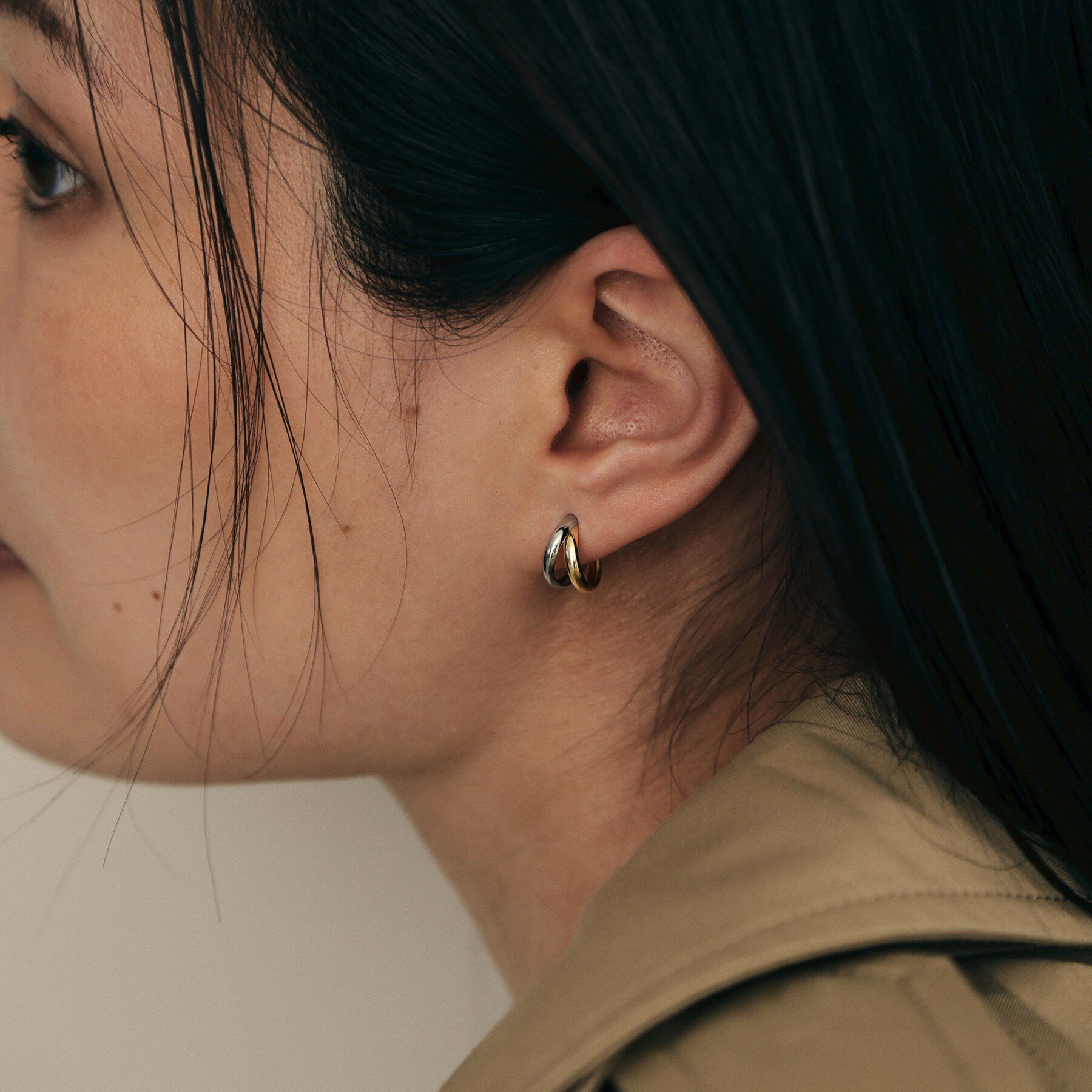COCOSHNIK「K10&times;プラチナ 甲丸スプリットフープ スタッドピアス」|ピアス|