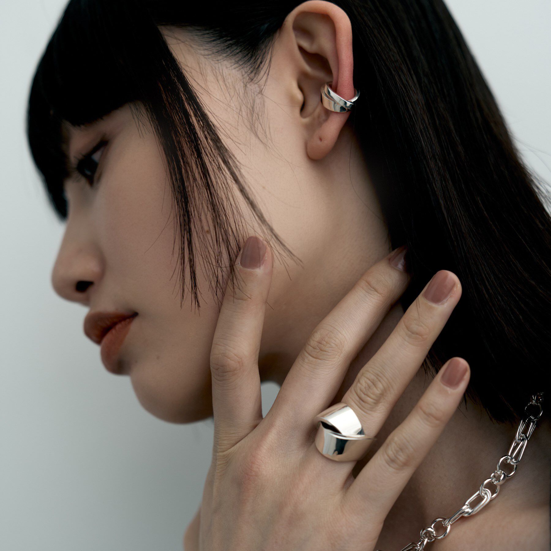 COCOSHNIK ONKITSCH「シルバー フラットオーバルクロスイヤカフ」|イヤーカフ|