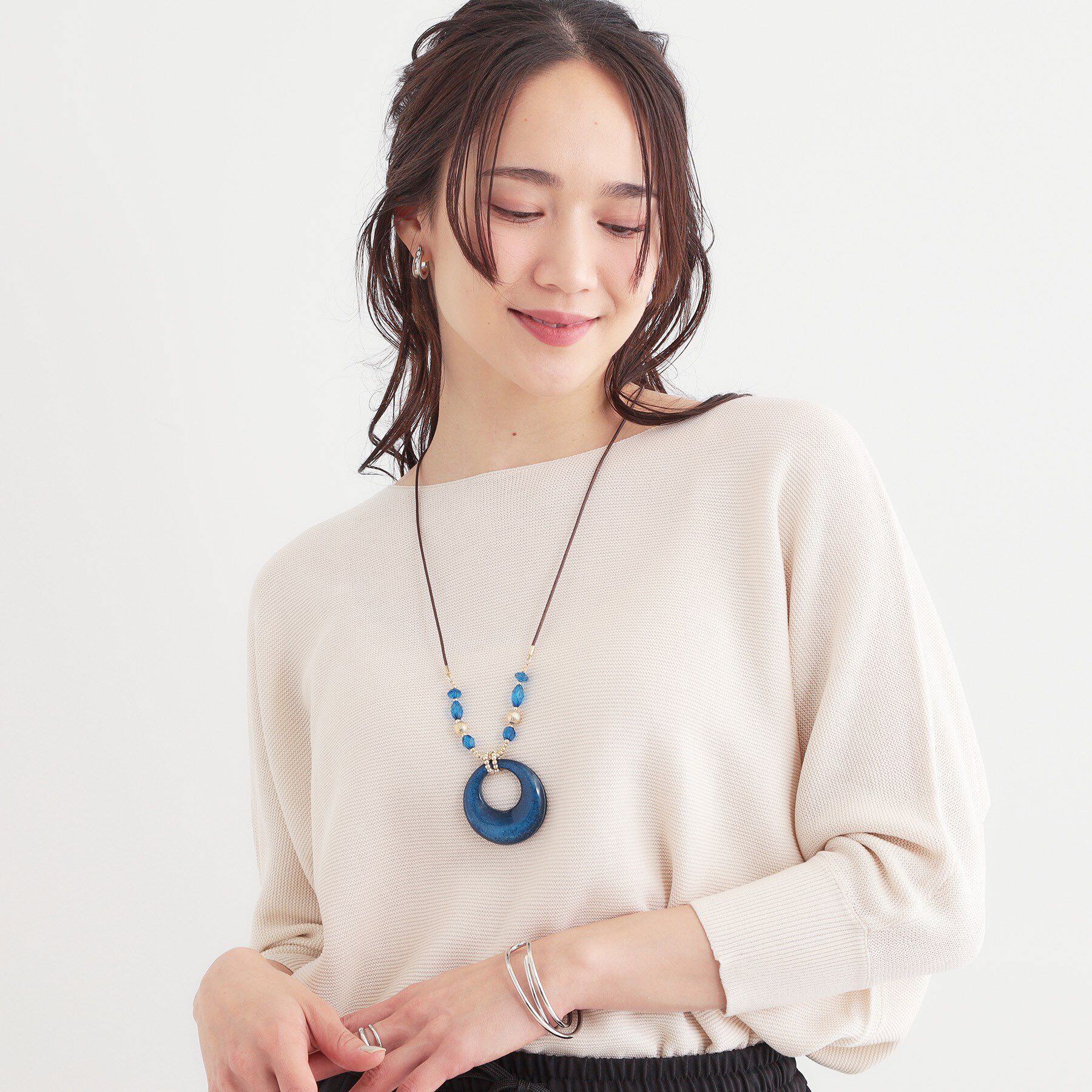 SHOO･LA･RUE「ラメ入り月の輪ネックレス」|ネックレス|