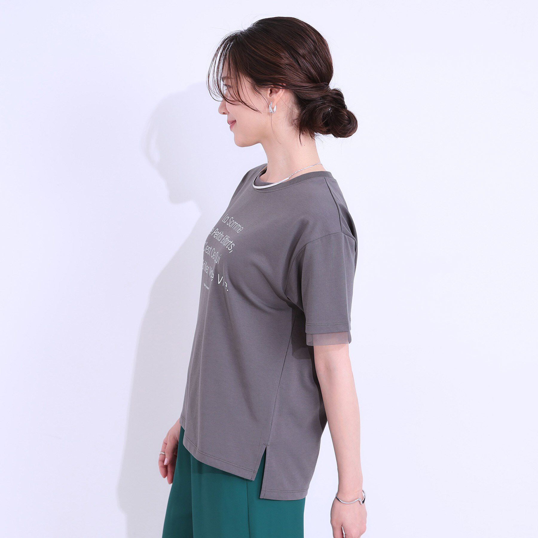SHOO･LA･RUE「【ひんやり/UVカット】選べる3柄 お袖チュールで差をつける ロゴプリントTシャツ」|Tシャツ・カットソー|