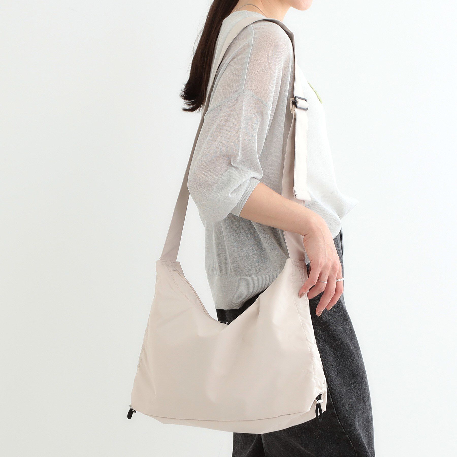 SHOO･LA･RUE「【撥水】たっぷり入る サイドドロスト ショルダーバッグ」|ショルダー・メッセンジャー|ライトベージュ(05