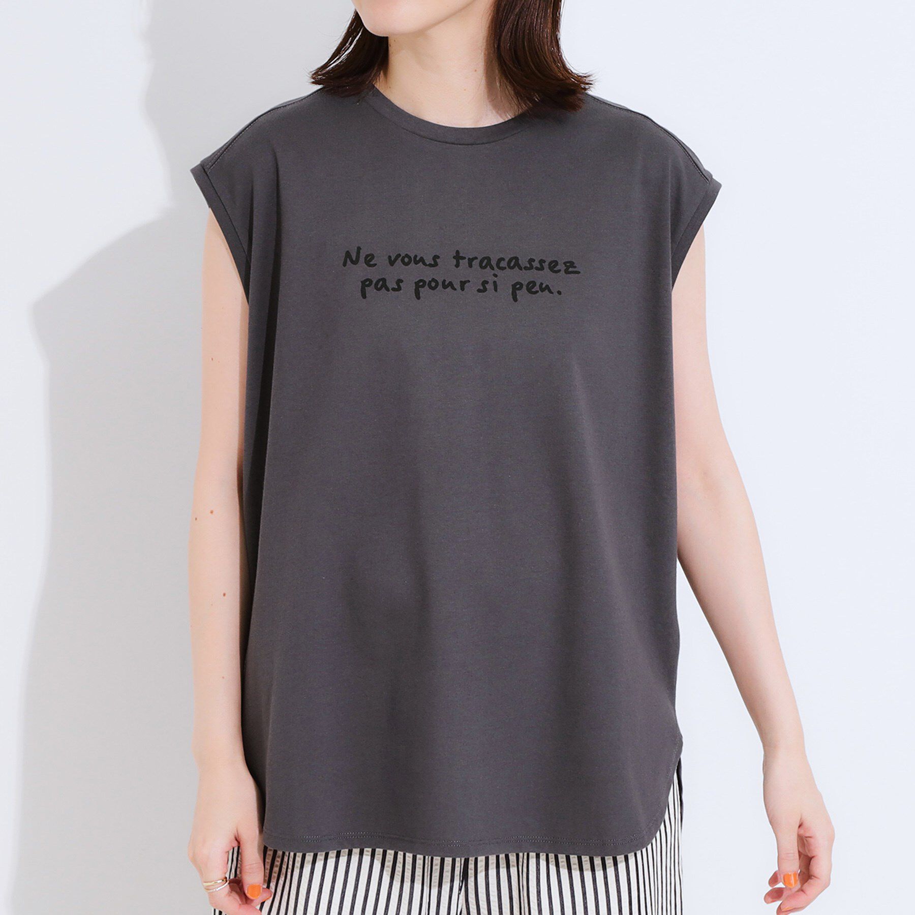 SHOO･LA･RUE「【ひんやり/汗ジミ軽減/UVカット】 ロゴプリントノースリーブTシャツ」|Tシャツ・カットソー|