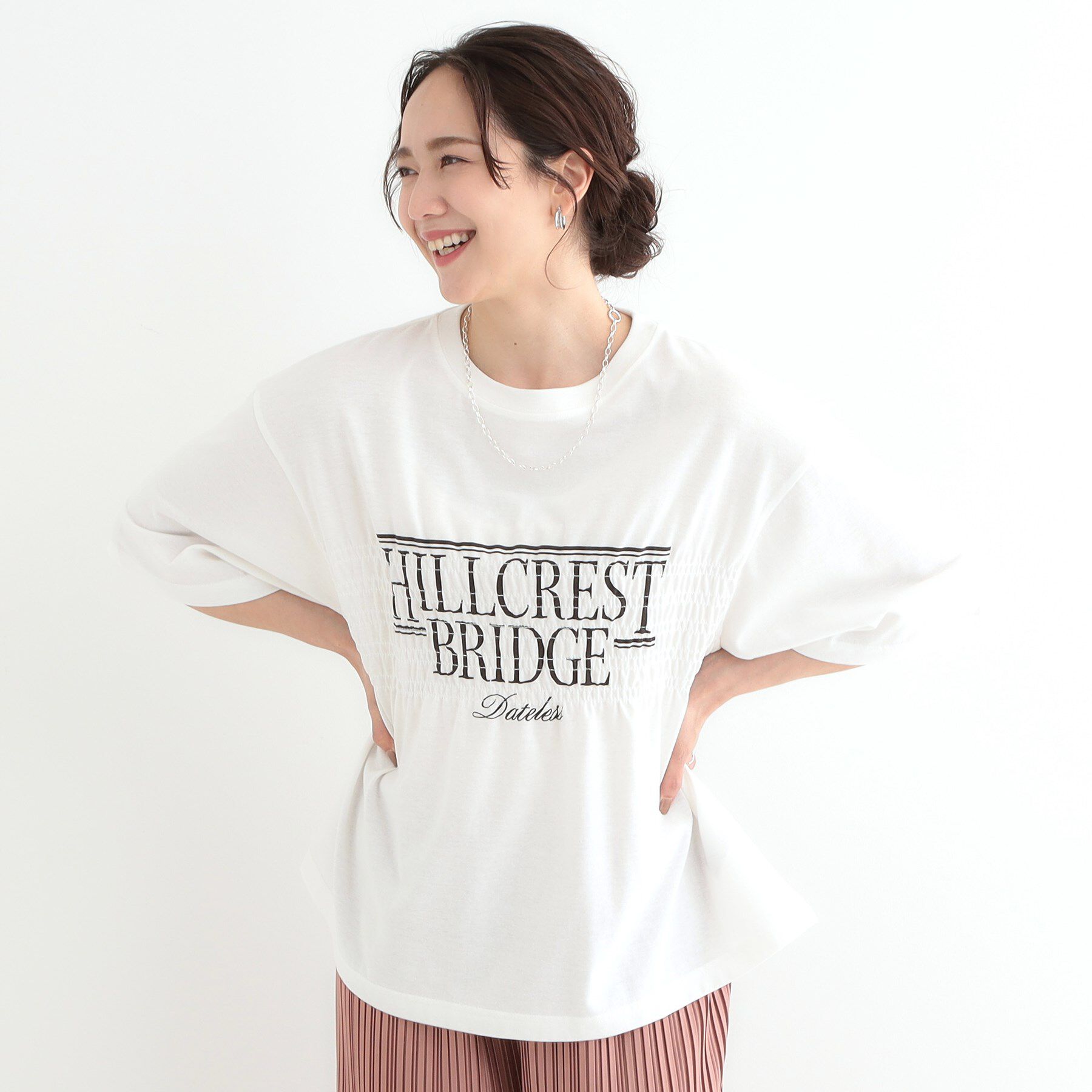 SHOO･LA･RUE「胸シャーリング ロゴTシャツ」|Tシャツ・カットソー|ホワイト(001)