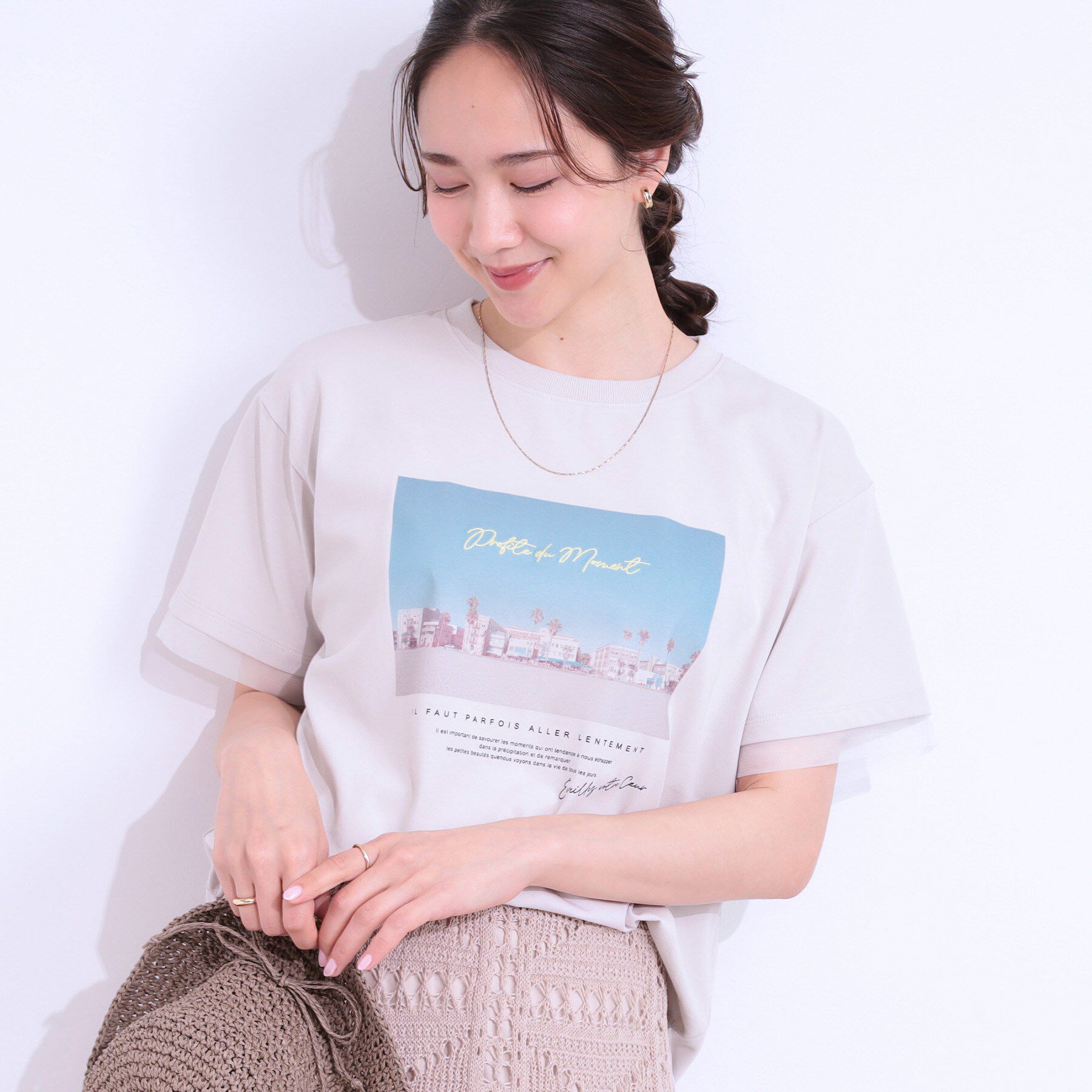 SHOO･LA･RUE「【ひんやり/UVカット】選べる3柄 お袖チュールで差をつける ロゴプリントTシャツ」|Tシャツ・カットソー|グレージュ(050)
