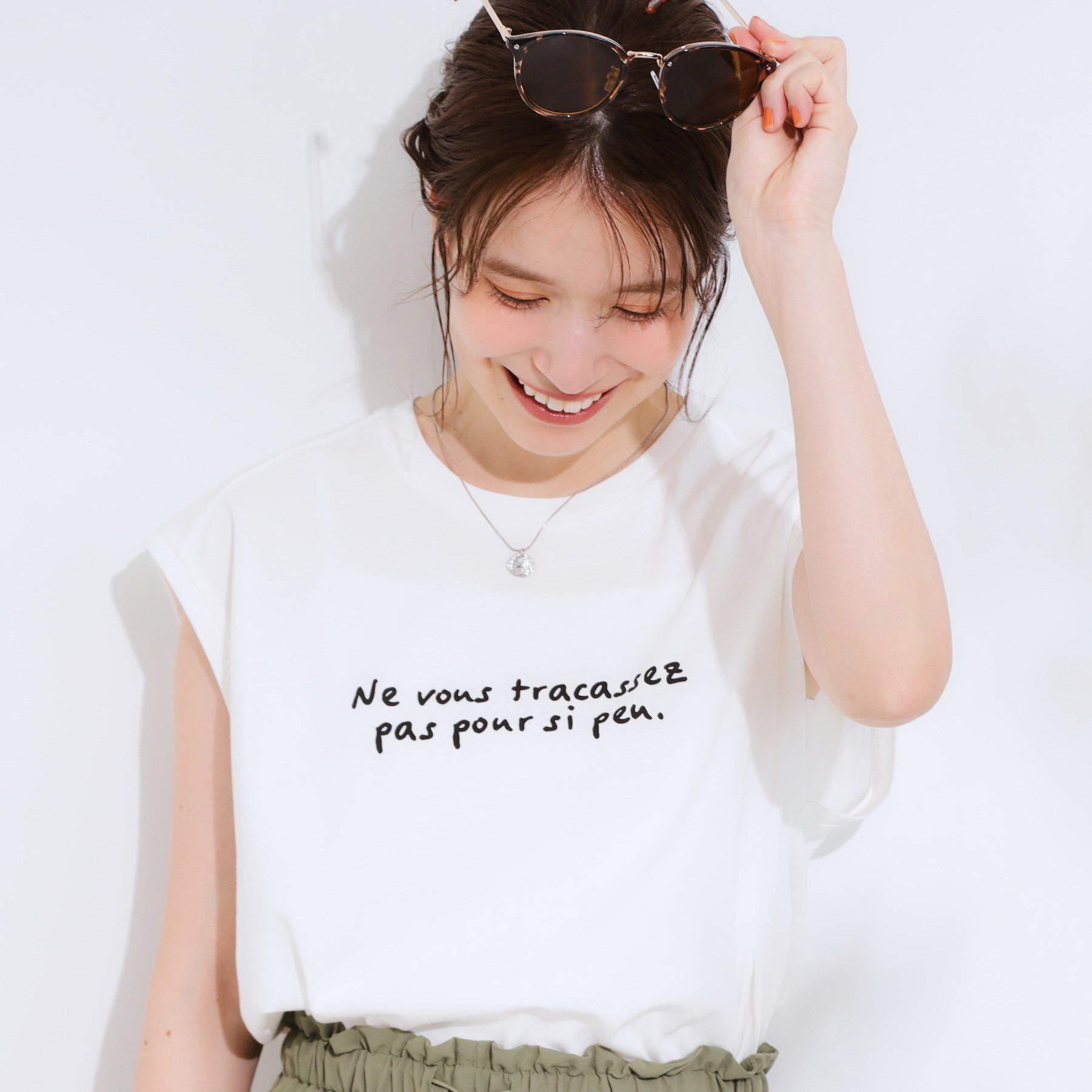 SHOO･LA･RUE「【ひんやり/汗ジミ軽減/UVカット】 ロゴプリントノースリーブTシャツ」|Tシャツ・カットソー|ホワイト(001)