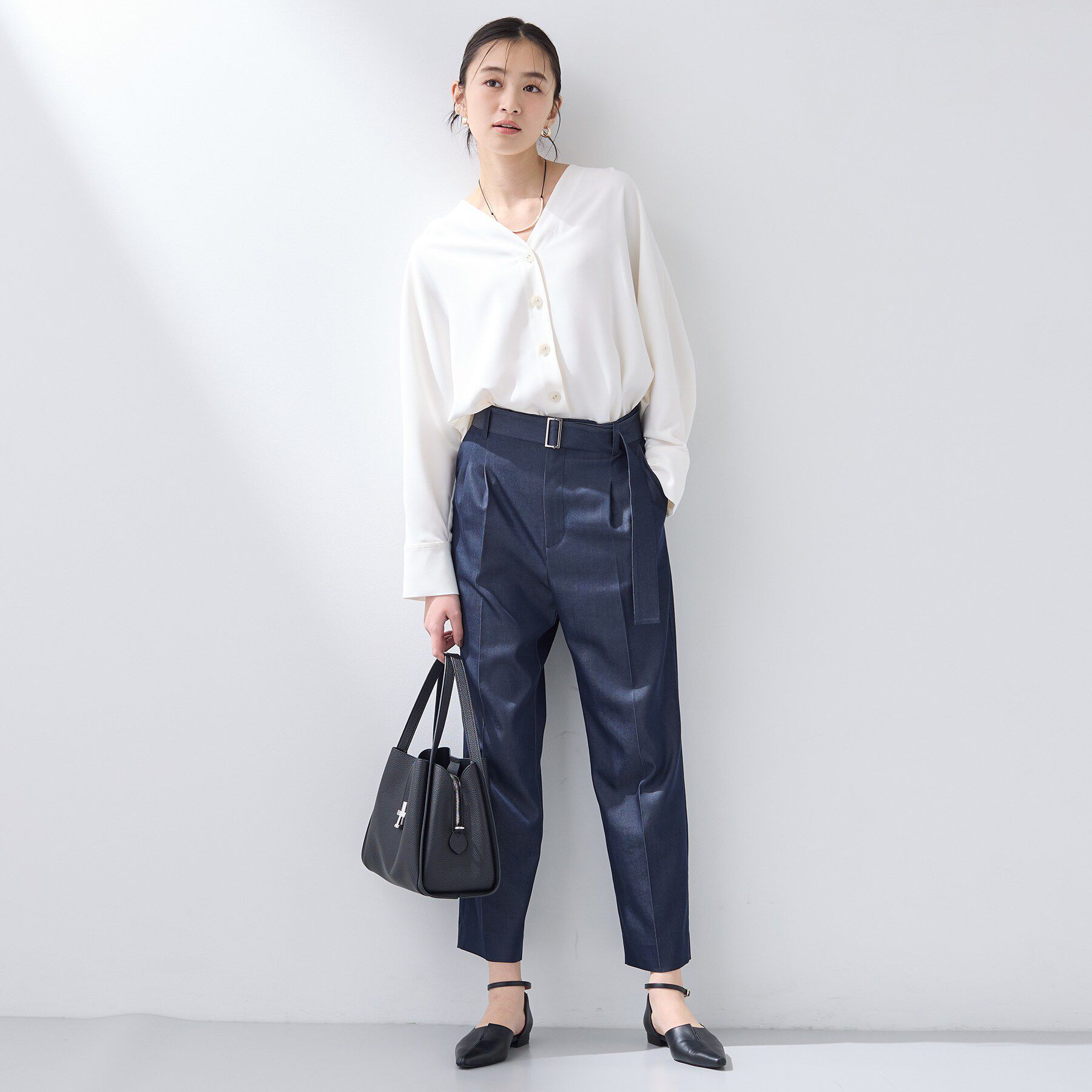 INDIVI「【洗える／UVケア／マットサテン】Vネックドルマンスリーブブラウス」|シャツ・ブラウス|